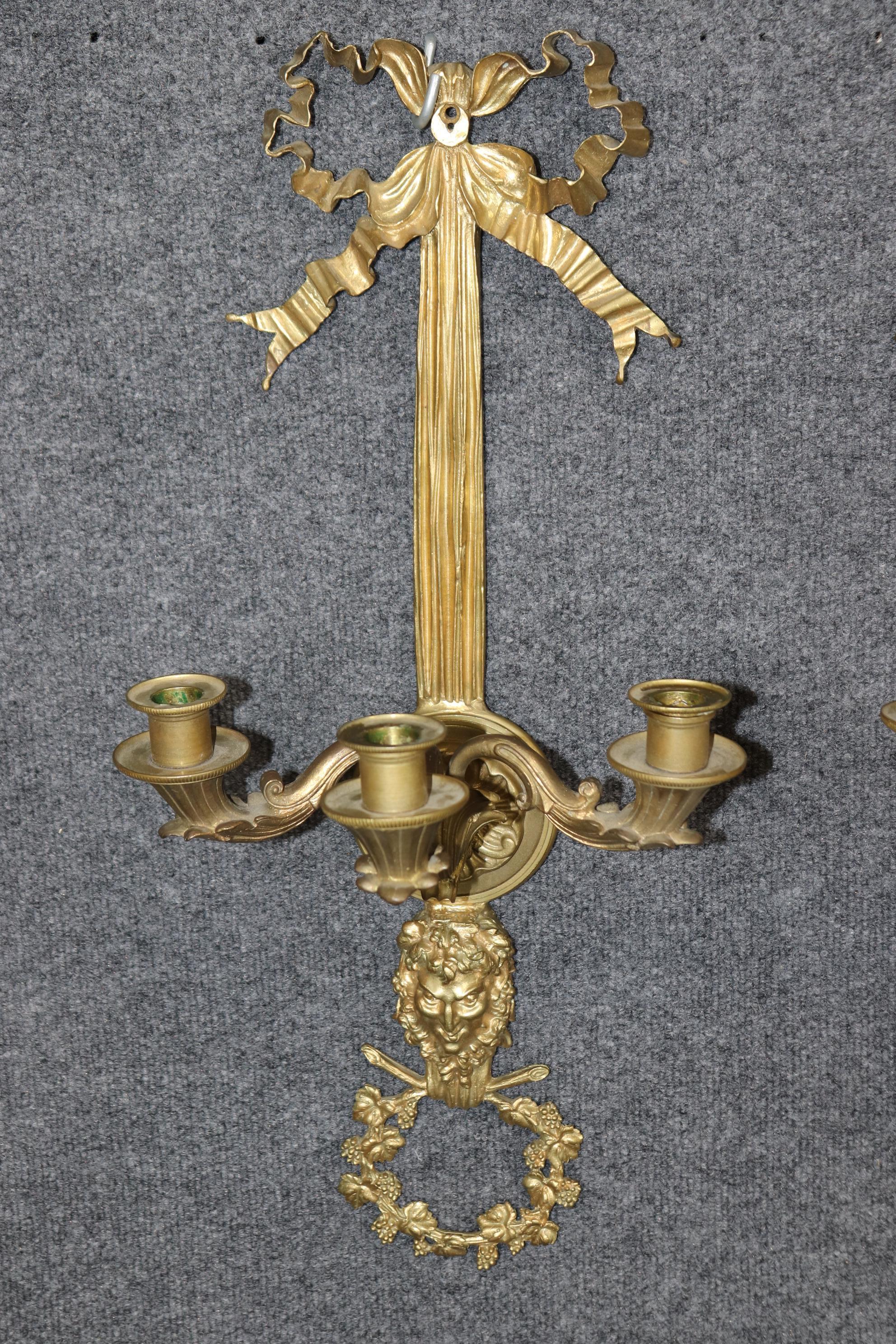 Début du 20ème siècle Paire d'appliques à deux bougies en bronze coulé à face de bachus et à nœud papillon en vente