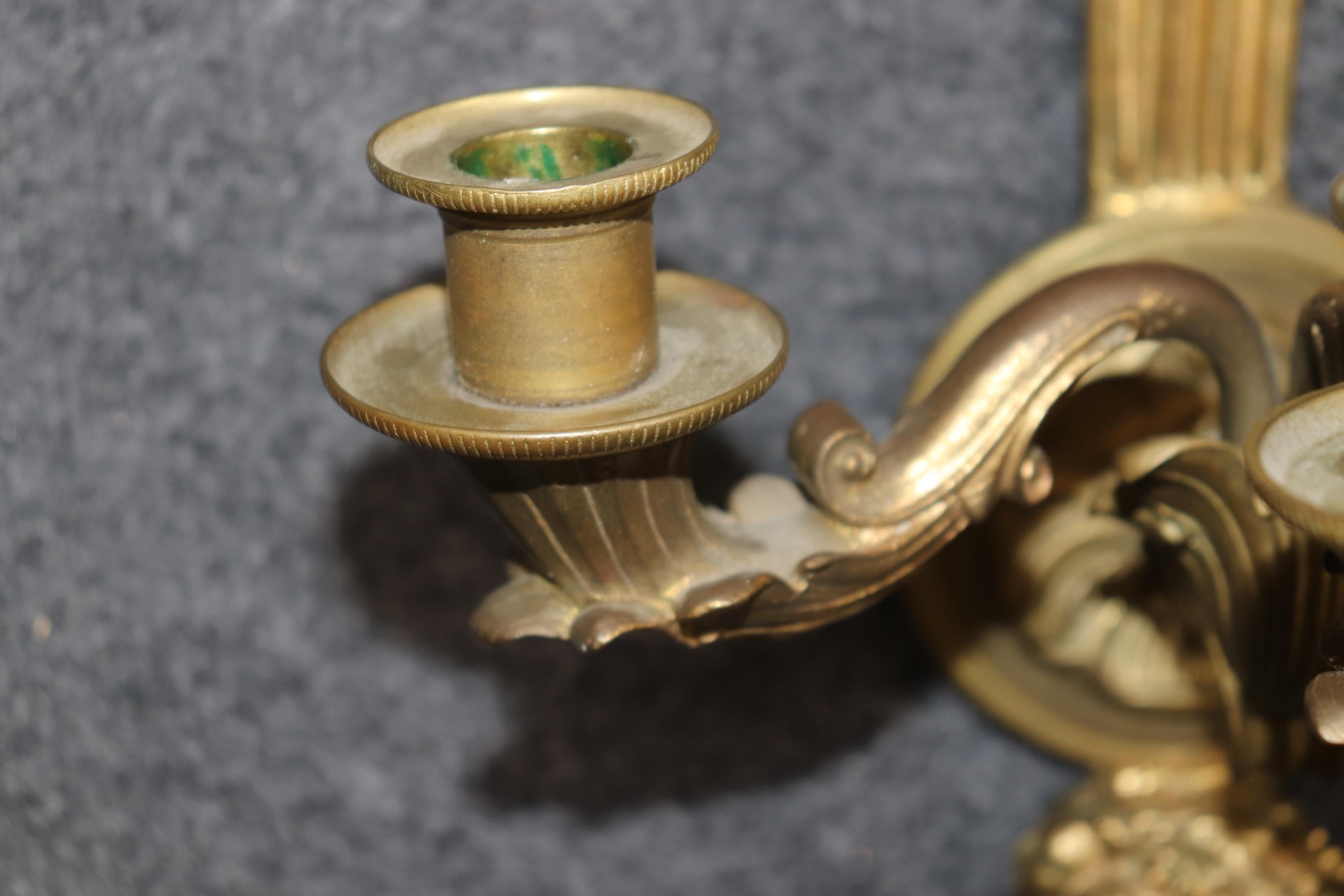Bronze Paire d'appliques à deux bougies en bronze coulé à face de bachus et à nœud papillon en vente