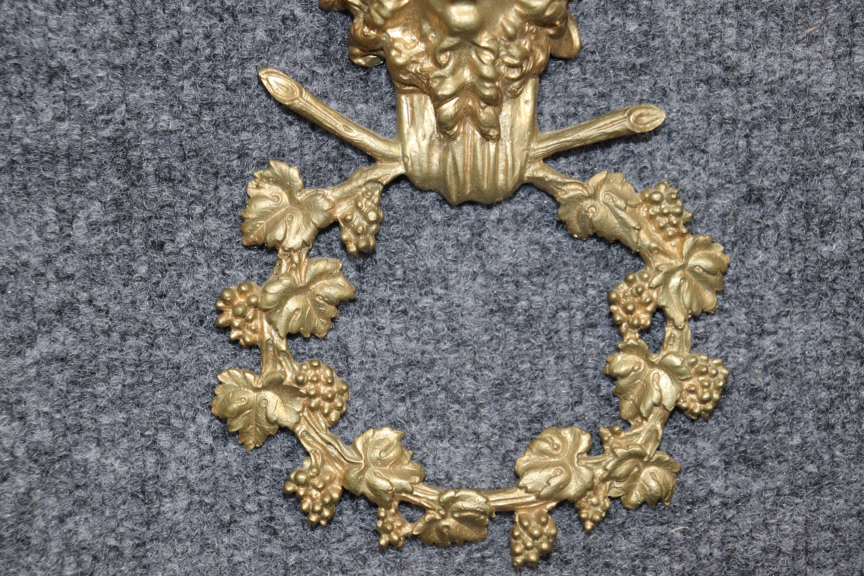 Paire d'appliques à deux bougies en bronze coulé à face de bachus et à nœud papillon en vente 1