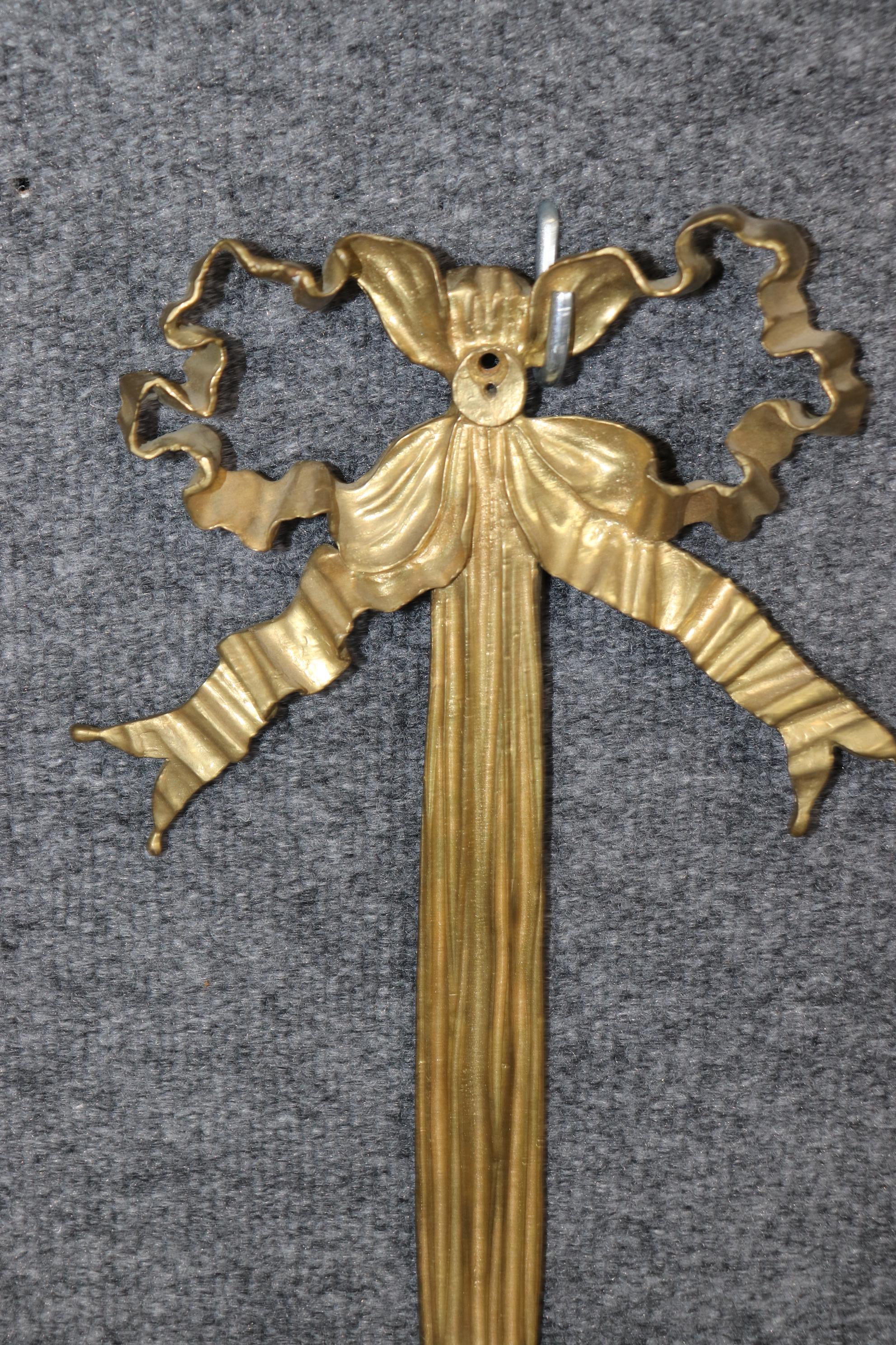Paire d'appliques à deux bougies en bronze coulé à face de bachus et à nœud papillon en vente 2
