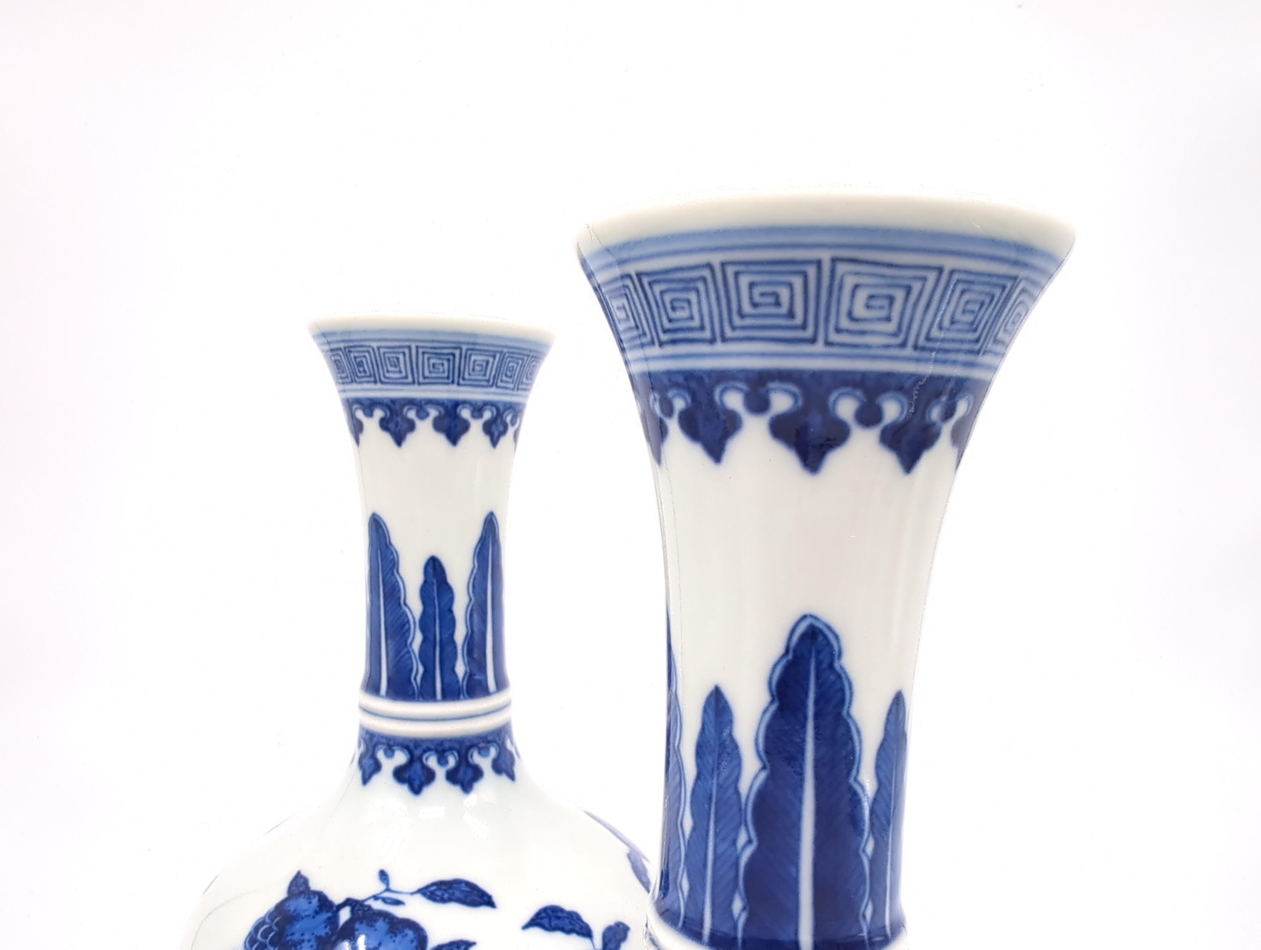 Fine Pair Chinese Porcelain Underglaze Blue&White BW Sanduo Fruits Vase Late 20c For Sale 5