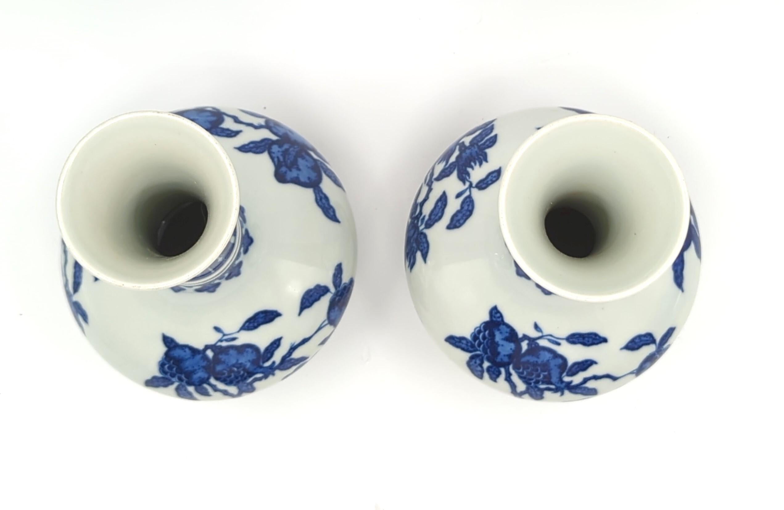 Fine Pair Chinese Porcelain Underglaze Blue&White BW Sanduo Fruits Vase Late 20c For Sale 7
