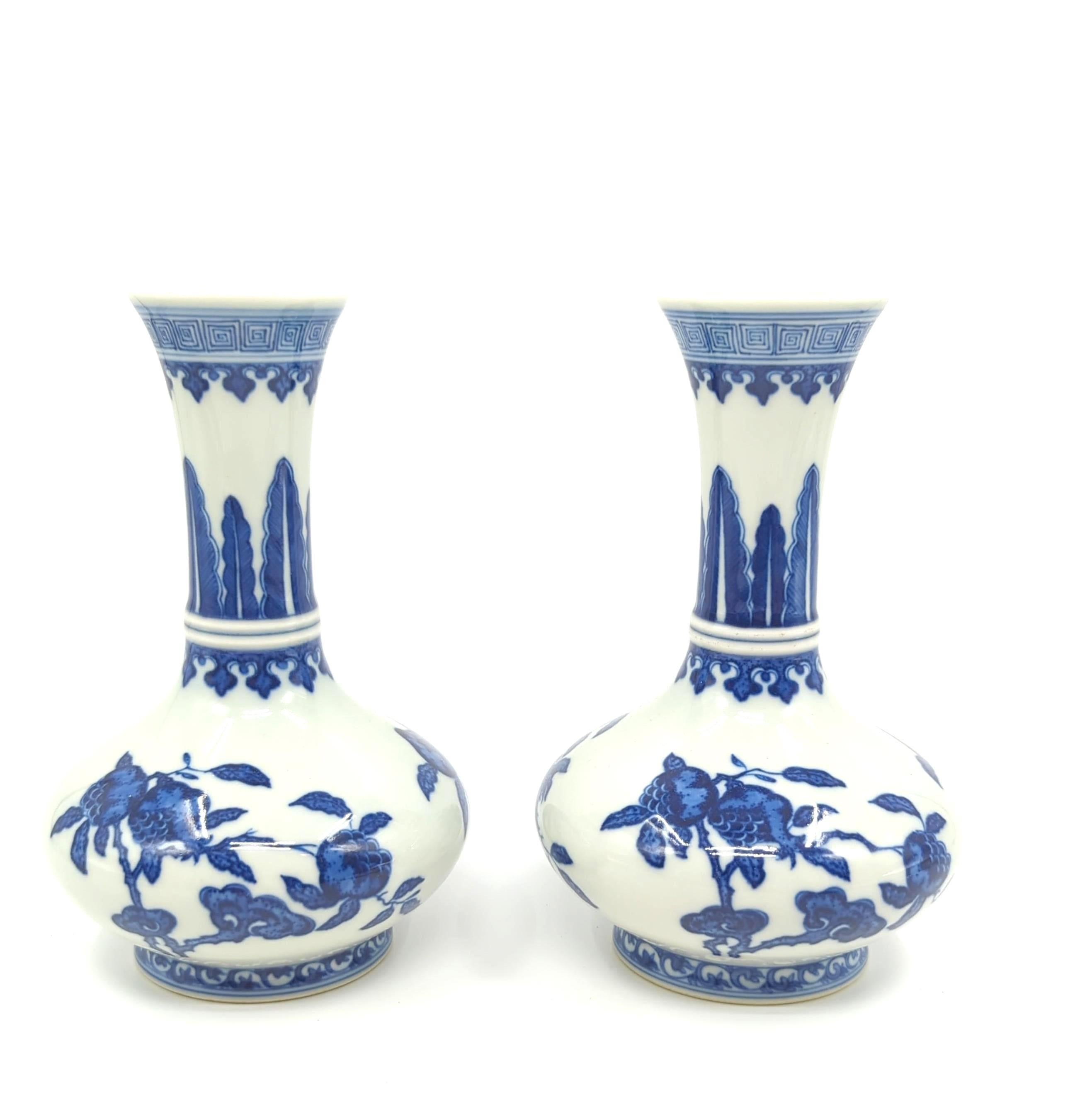 Fine Pair Chinese Porcelain Underglaze Blue&White BW Sanduo Fruits Vase Late 20c For Sale 11