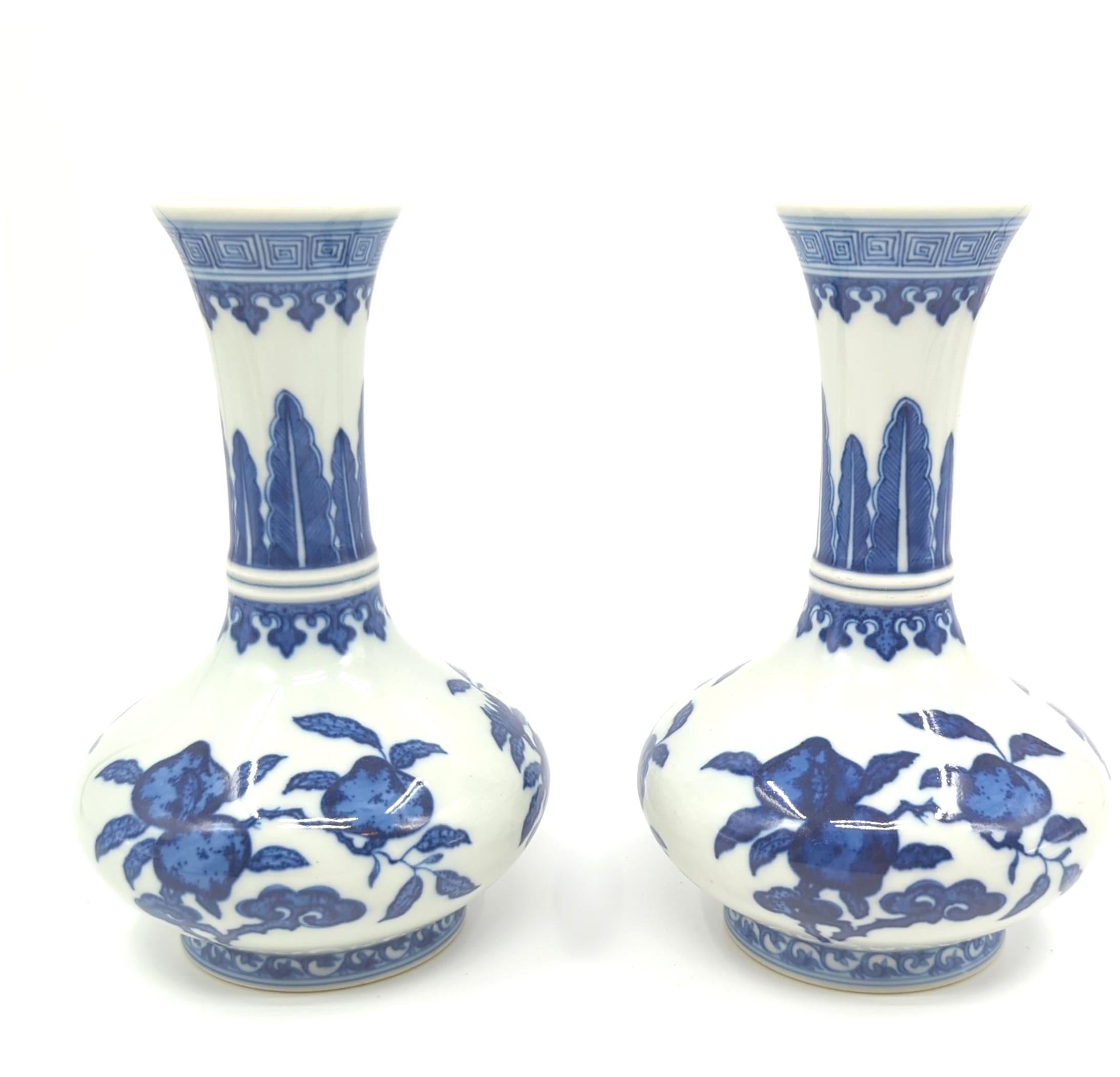 Fine Pair Chinese Porcelain Underglaze Blue&White BW Sanduo Fruits Vase Late 20c In Excellent Condition For Sale In Richmond, CA