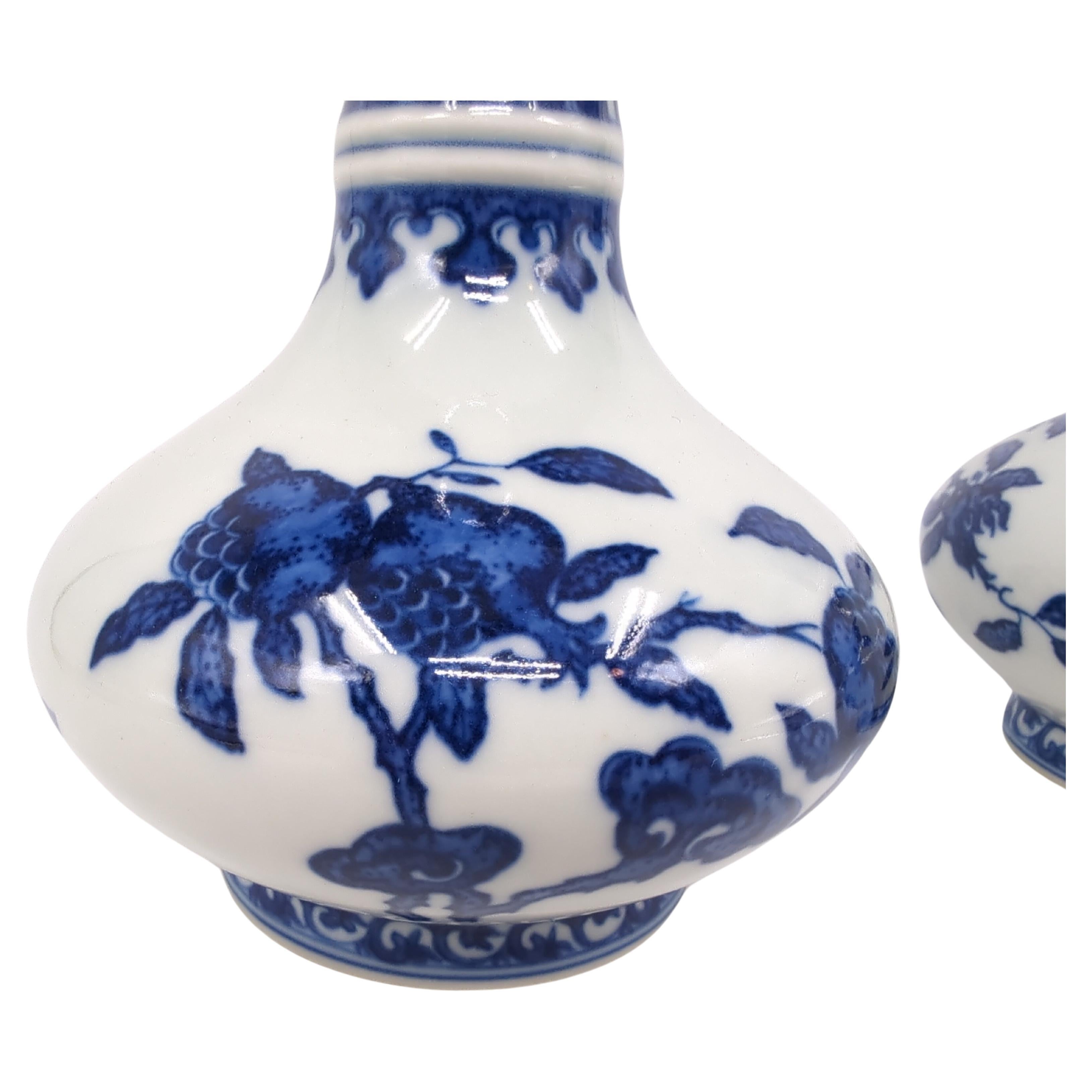 Fine Pair Chinese Porcelain Underglaze Blue&White BW Sanduo Fruits Vase Late 20c For Sale 1