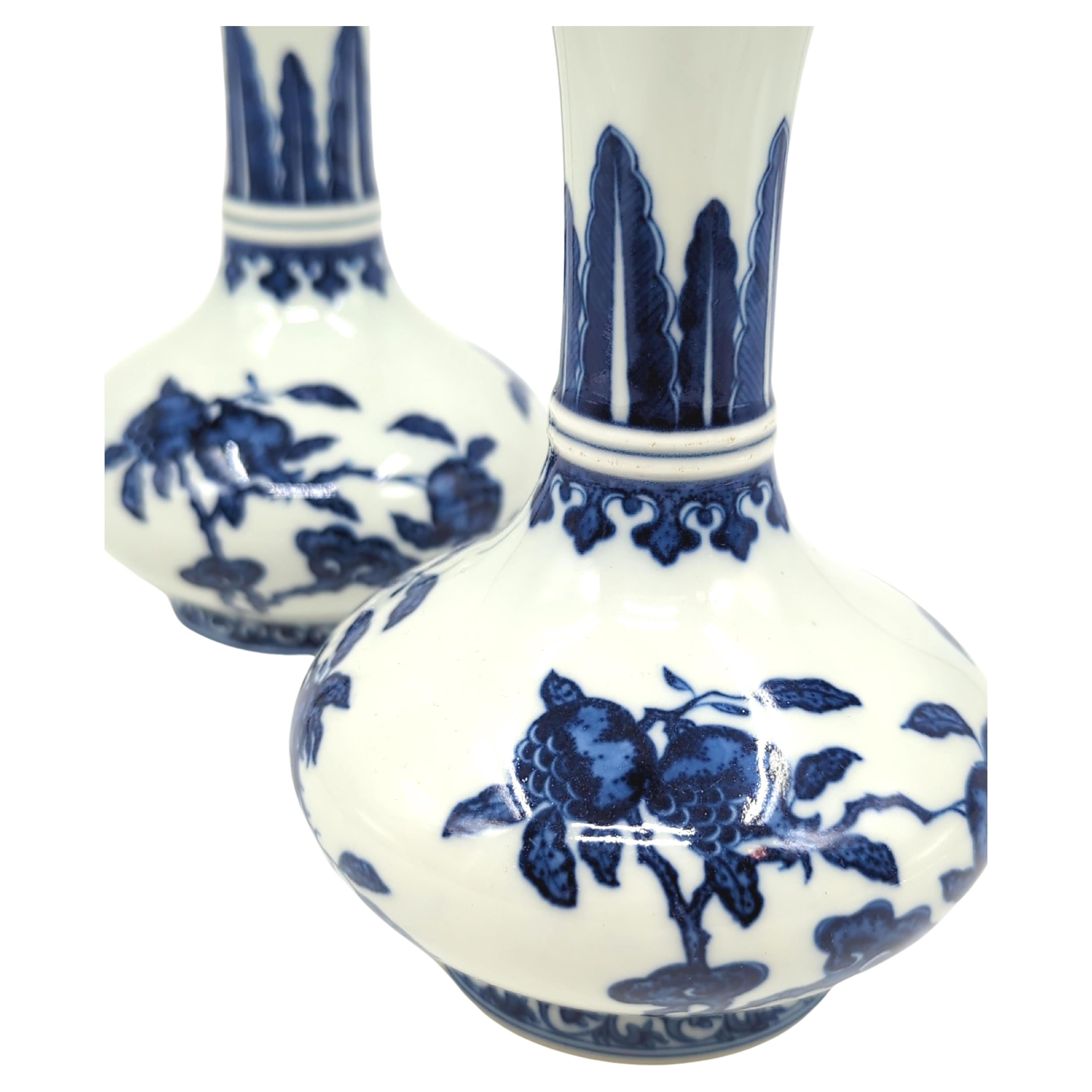 Fine Pair Chinese Porcelain Underglaze Blue&White BW Sanduo Fruits Vase Late 20c For Sale 2