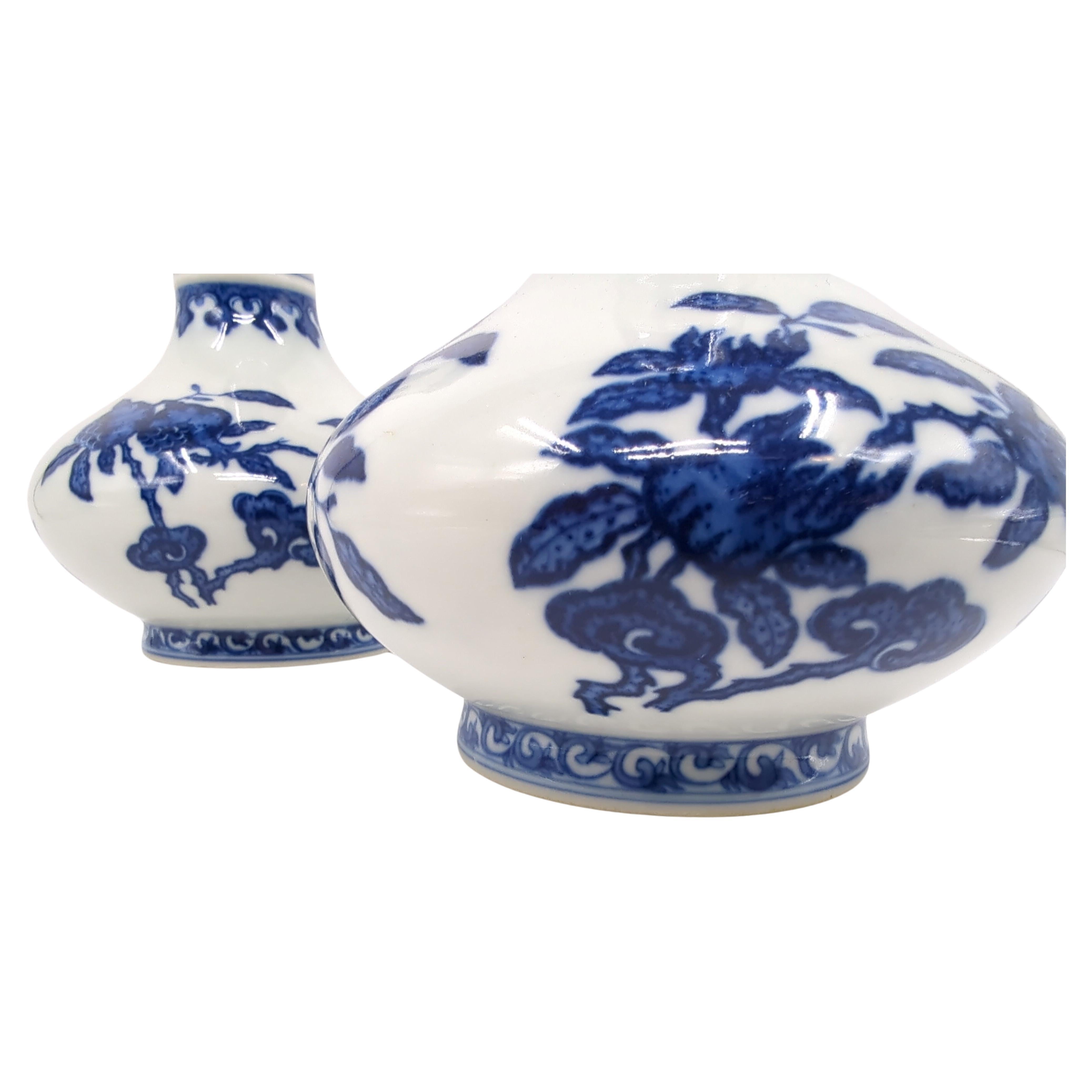 Fine Pair Chinese Porcelain Underglaze Blue&White BW Sanduo Fruits Vase Late 20c For Sale 3