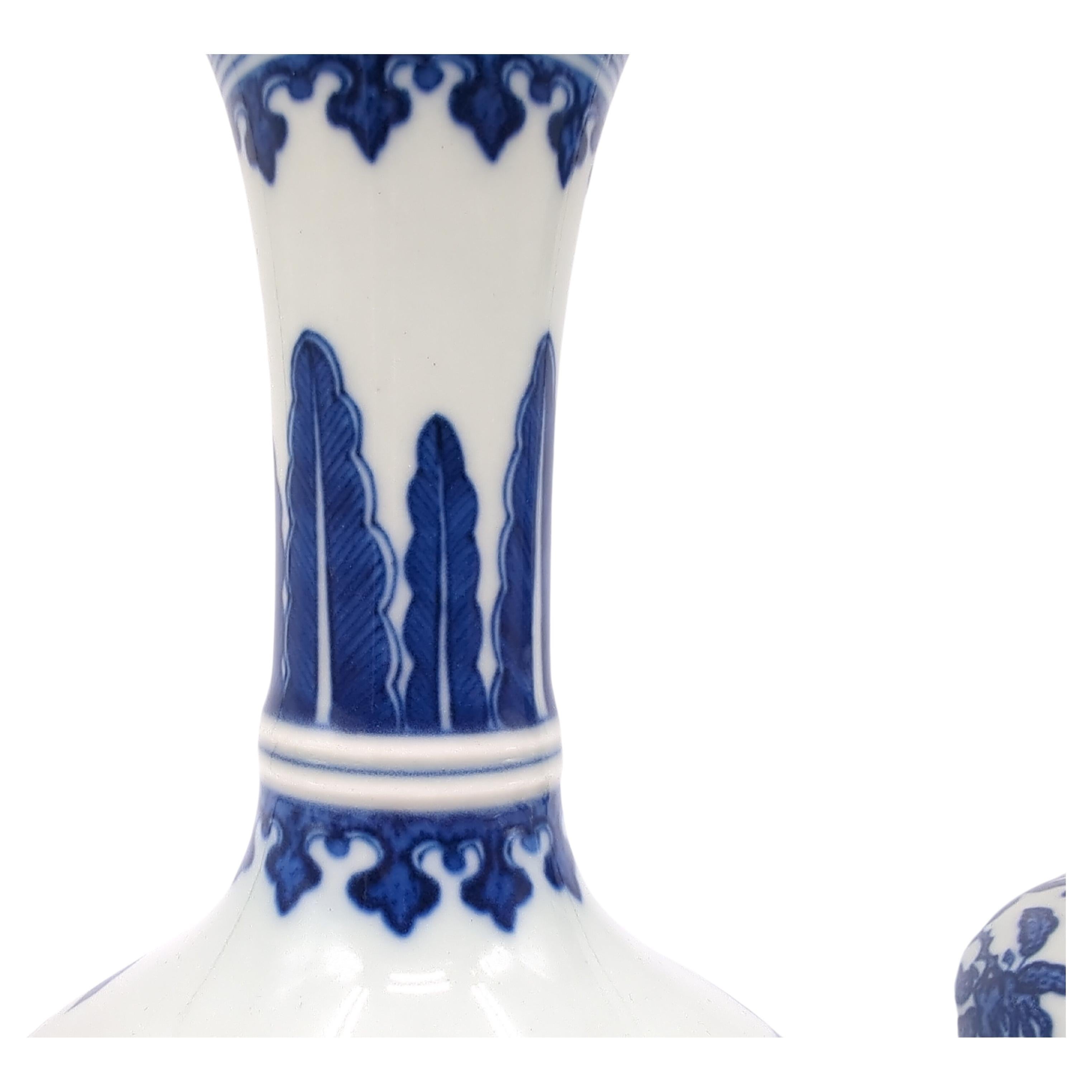 Fine Pair Chinese Porcelain Underglaze Blue&White BW Sanduo Fruits Vase Late 20c For Sale 4