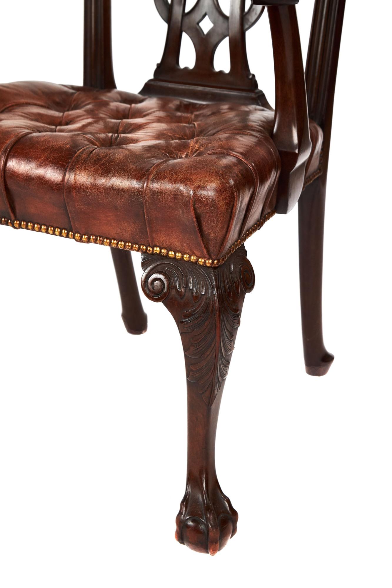 Britannique Belle paire de chaises coudées en acajou de style Chippendale vers 1900 en vente