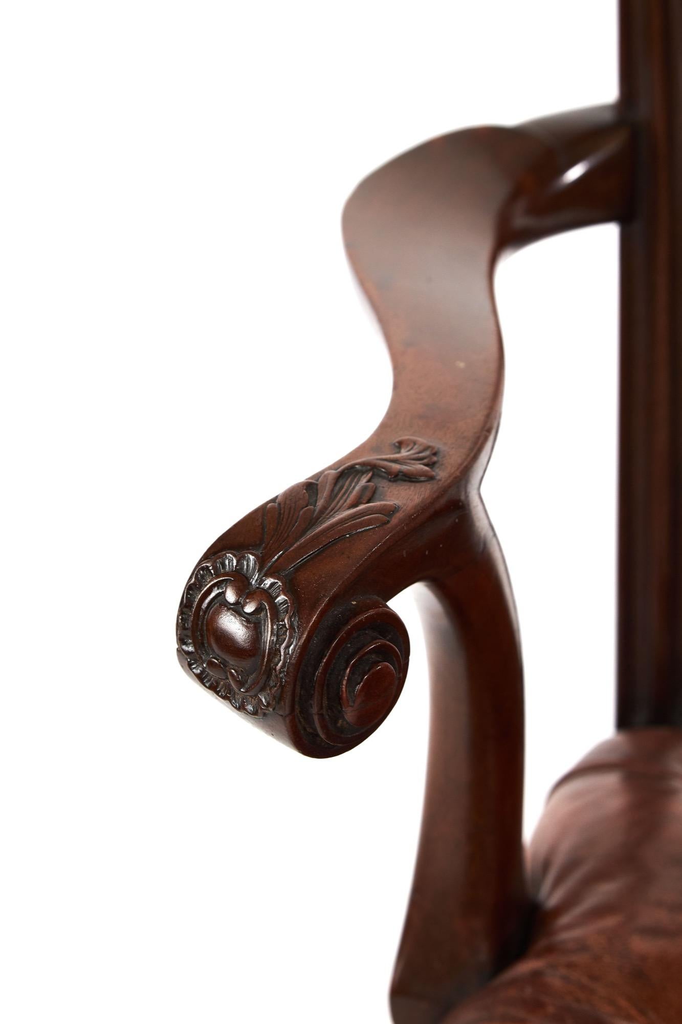 Belle paire de chaises coudées en acajou de style Chippendale vers 1900 Bon état - En vente à Dereham, GB