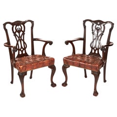 Fino par de sillas de codo de caoba estilo Chippendale circa 1900