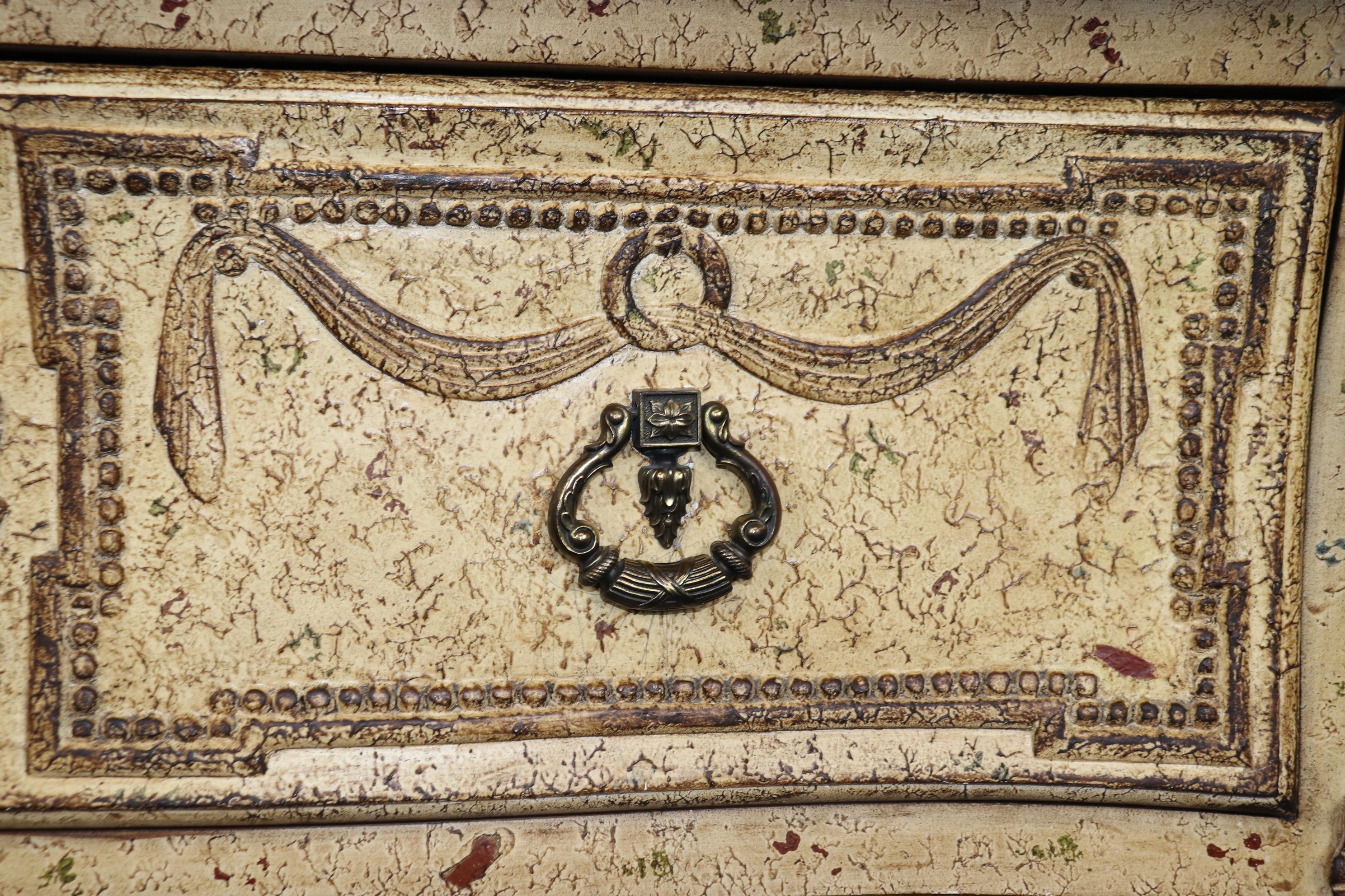 Bella coppia di commodes francesi Luigi XV decorate con vernice cremosa e piano in marmo in vendita 5