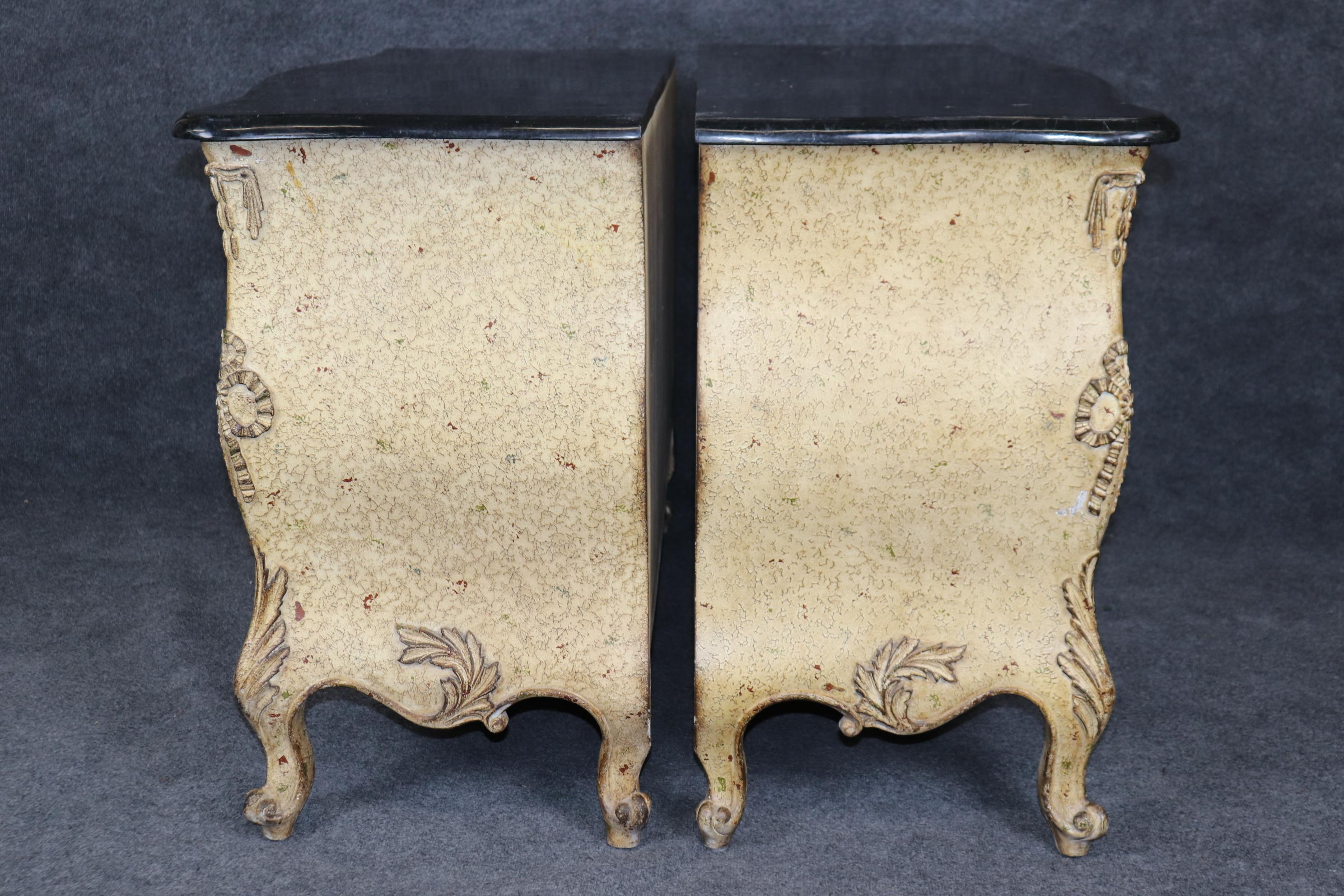 Si tratta di una splendida coppia di commodes francesi in stile Luigi XV di produzione italiana. Sono dipinte con una laccatura cremosa intenzionalmente distorta e hanno splendidi piani in marmo nero. Sono in buone condizioni di degrado e non