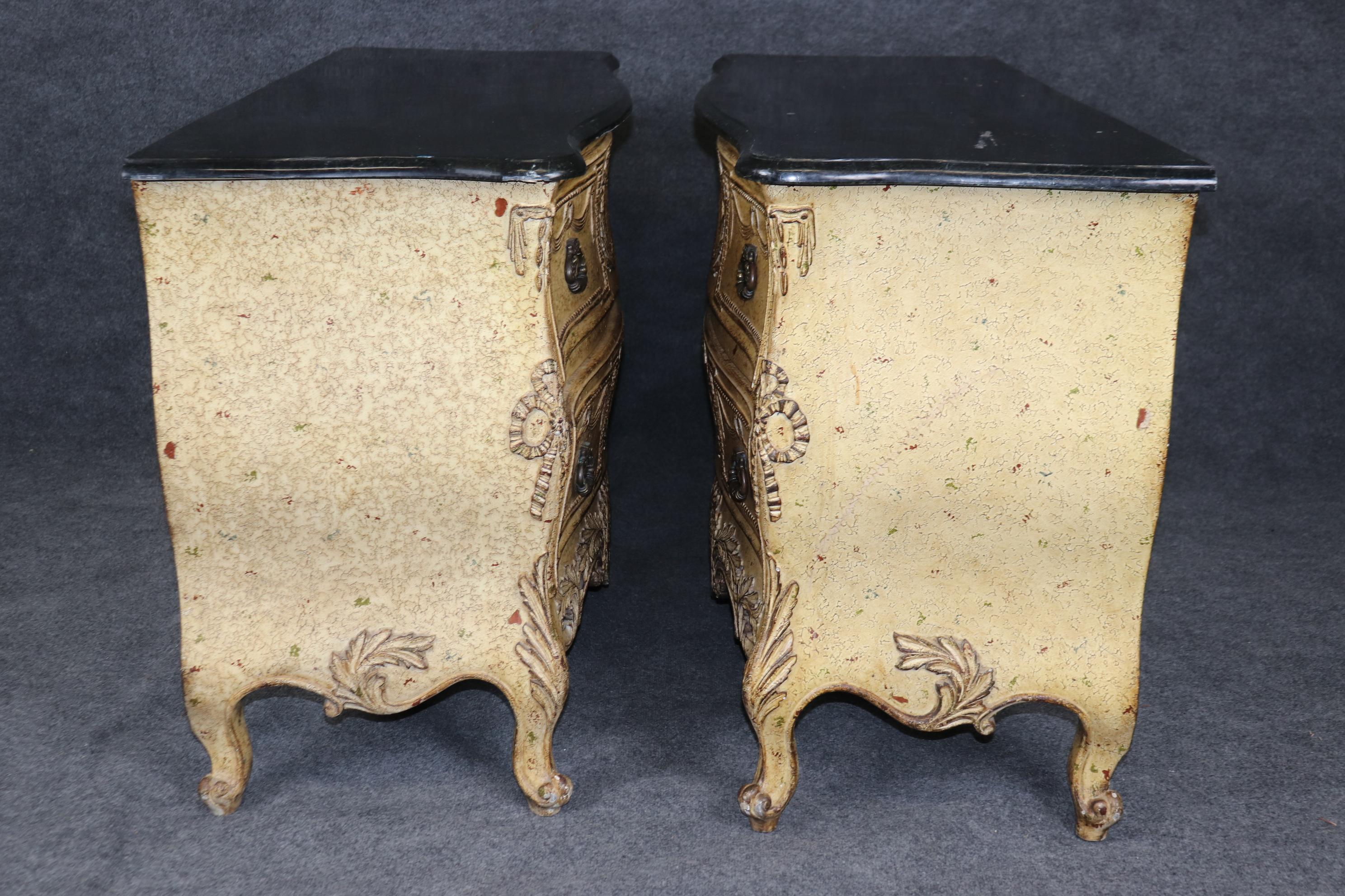 Italiano Bella coppia di commodes francesi Luigi XV decorate con vernice cremosa e piano in marmo in vendita