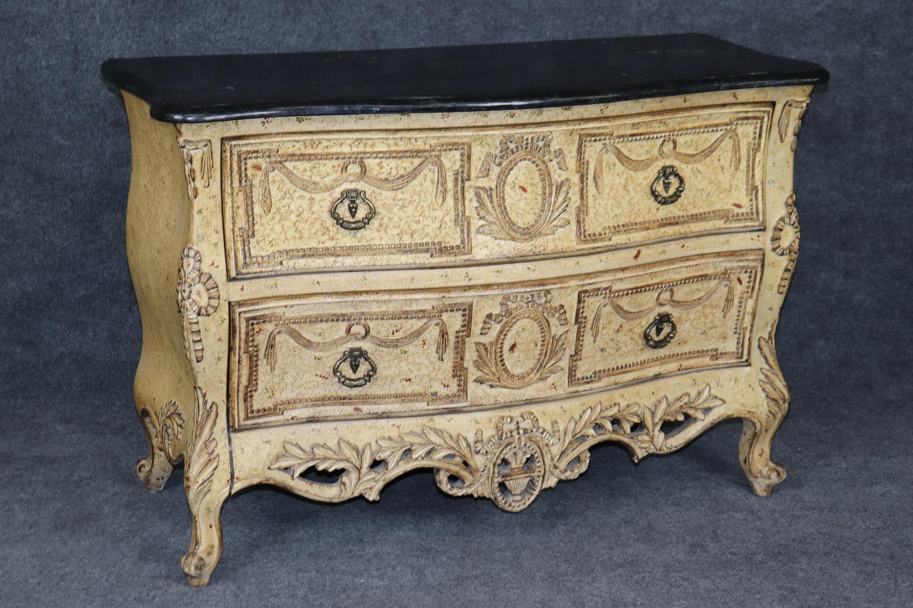 Bella coppia di commodes francesi Luigi XV decorate con vernice cremosa e piano in marmo In condizioni buone in vendita a Swedesboro, NJ