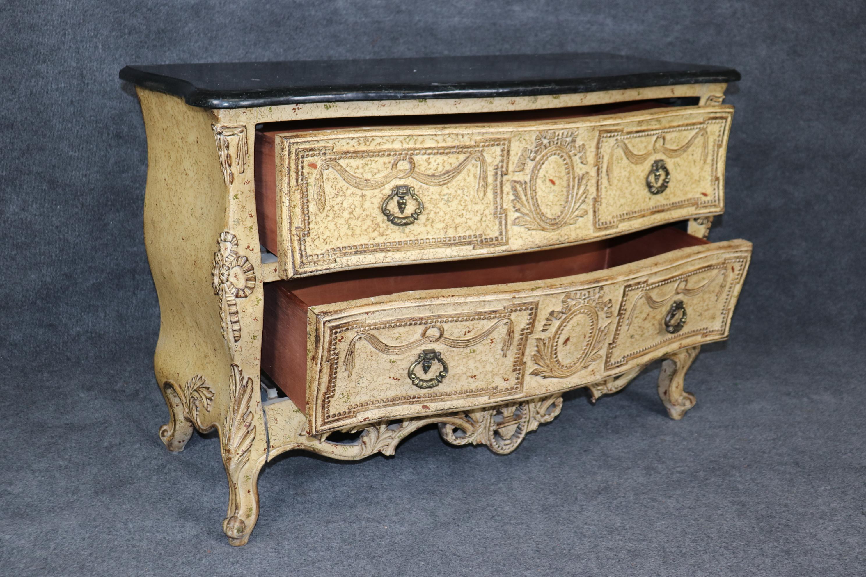 Metà XX secolo Bella coppia di commodes francesi Luigi XV decorate con vernice cremosa e piano in marmo in vendita