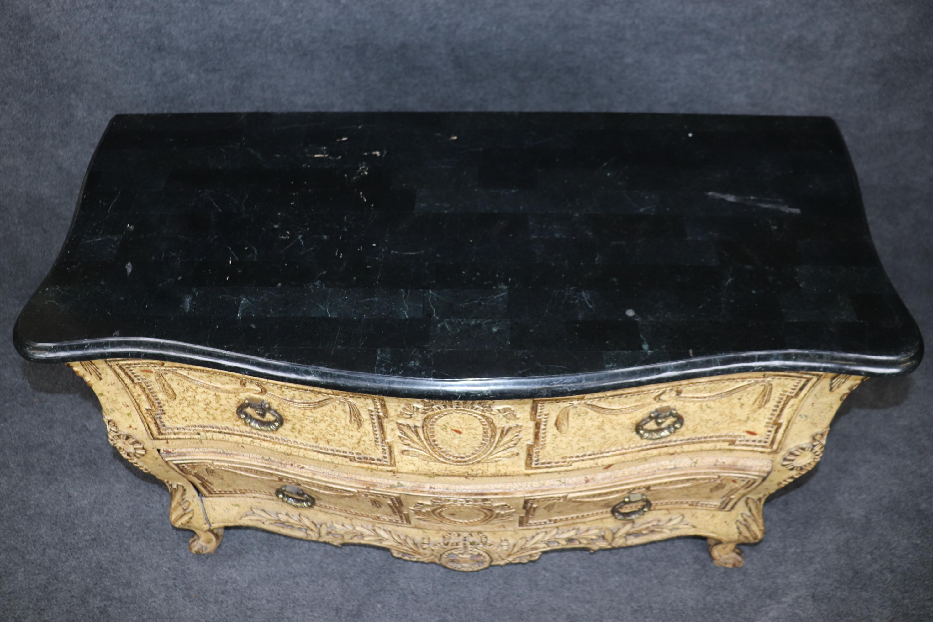 Marmo nero Belgio Bella coppia di commodes francesi Luigi XV decorate con vernice cremosa e piano in marmo in vendita