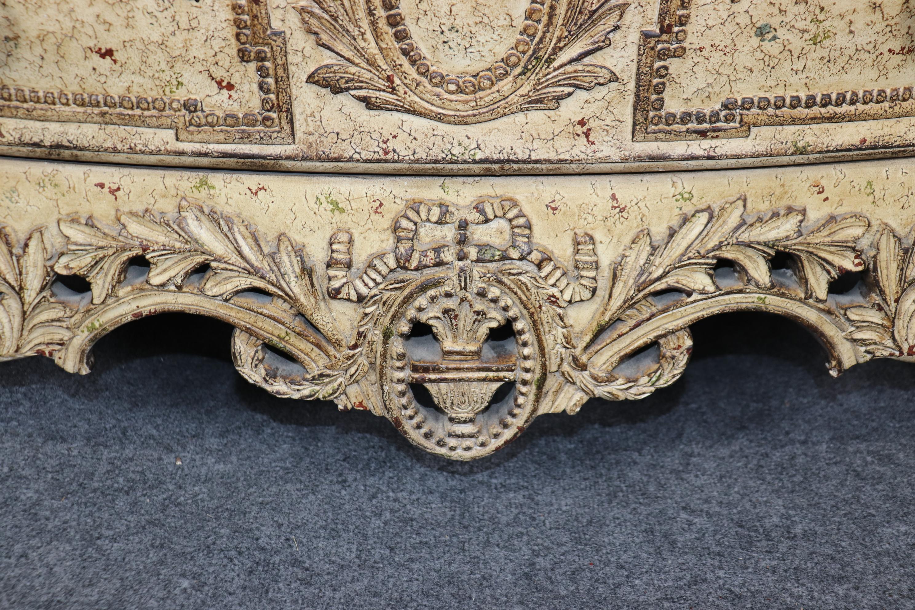 Bella coppia di commodes francesi Luigi XV decorate con vernice cremosa e piano in marmo in vendita 2