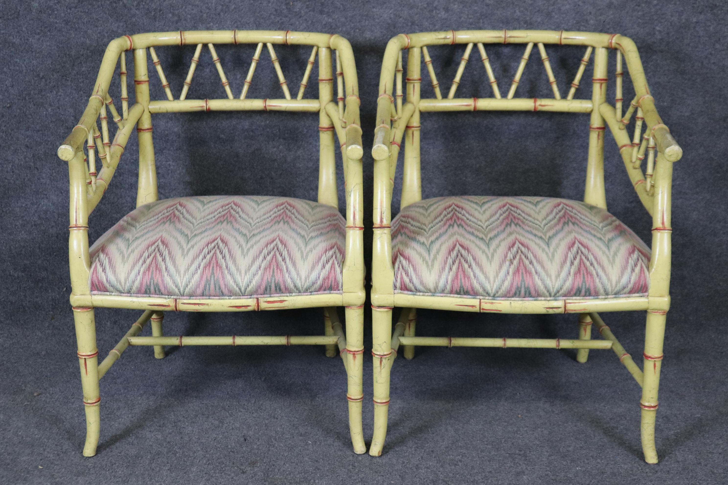  Laissez libre cours à votre imagination et laissez ces chaises s'épanouir ! Ces chaises pourraient être peintes en noir ou en rouge et recouvertes d'un imprimé animalier pour les rendre plus POP ! Ils datent des années 1960 et sont en bon état avec