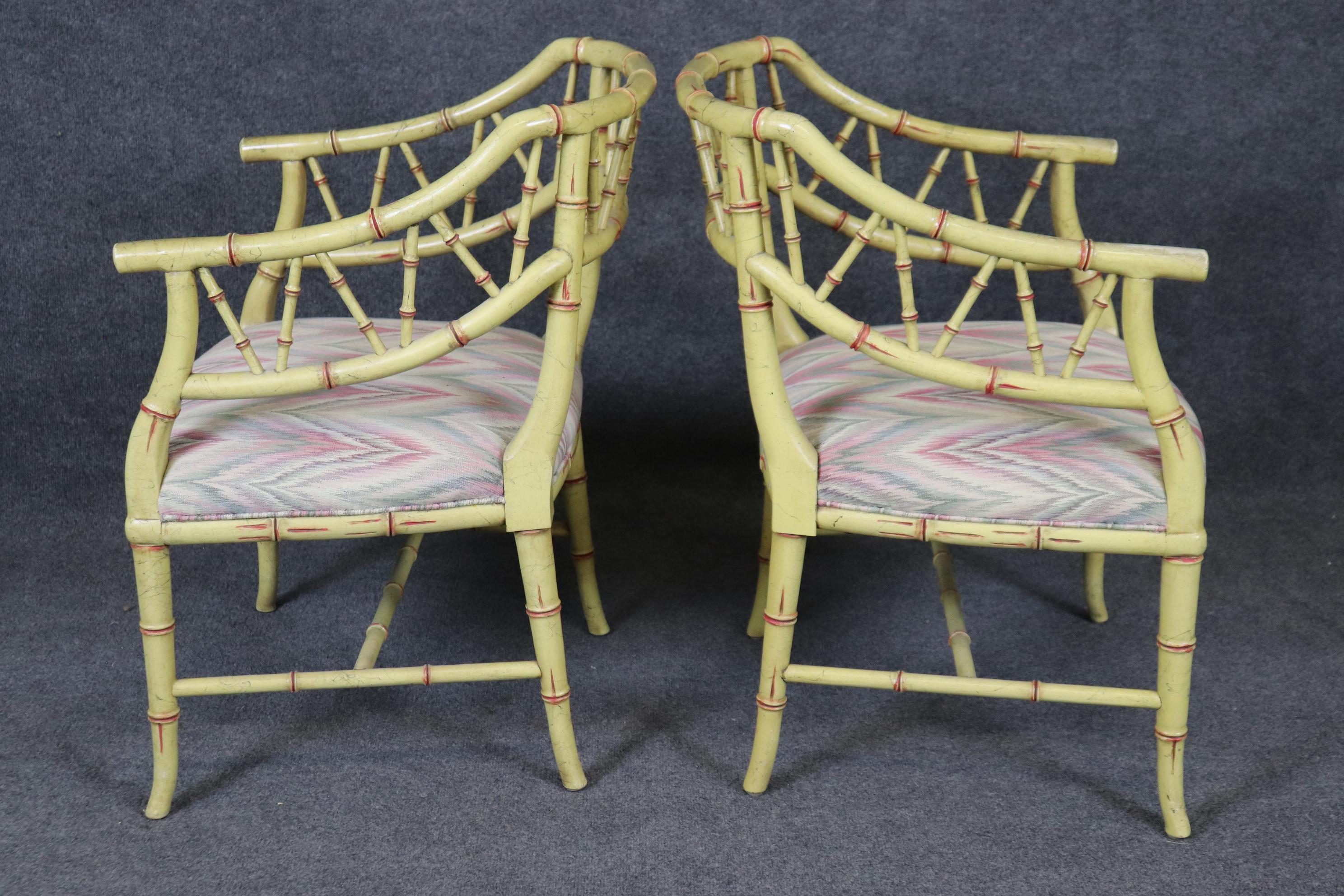Milieu du XXe siècle Paire de fauteuils Chippendale chinois en faux bambou peints en crème, vers 1960 en vente
