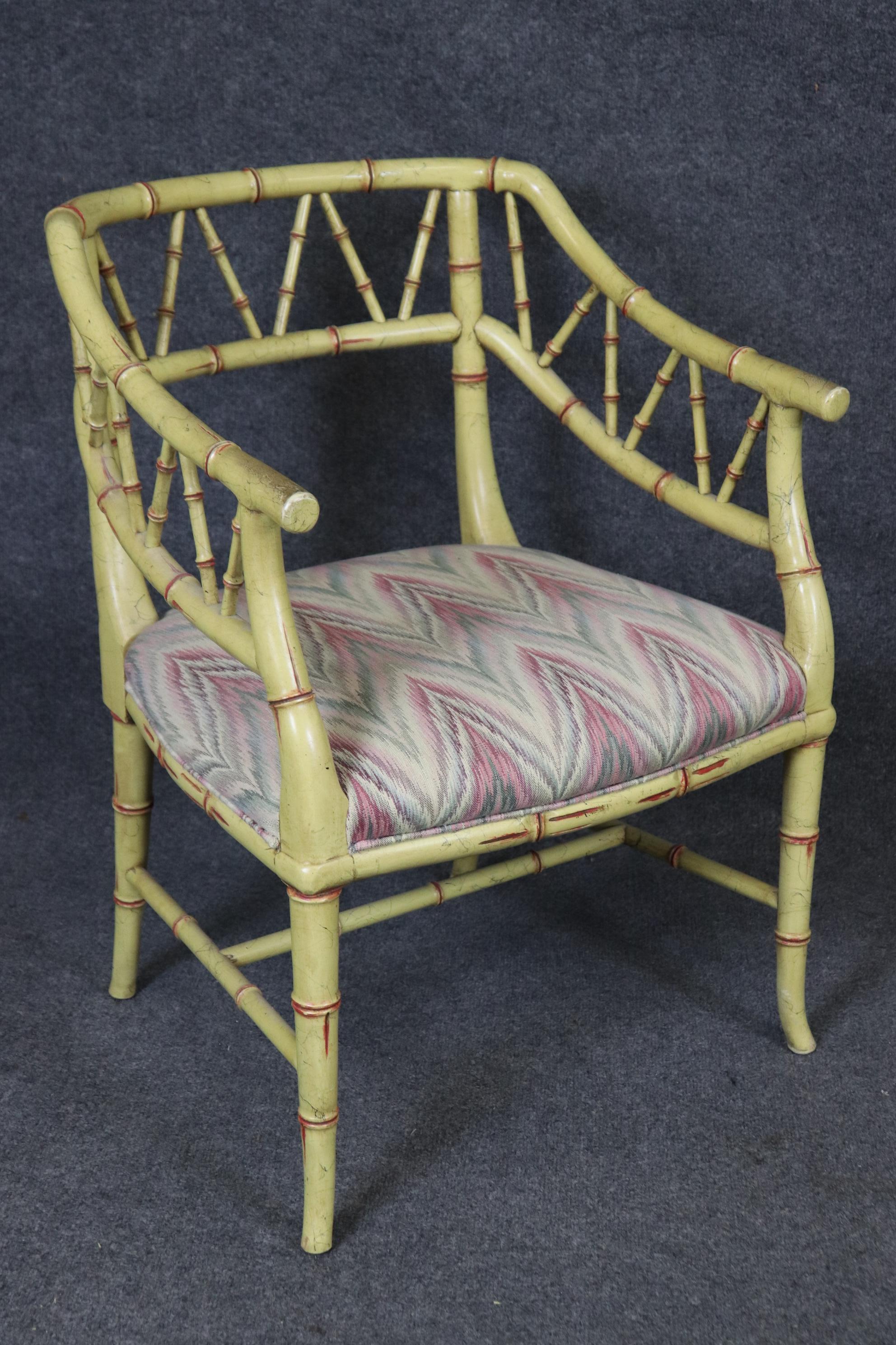 Noyer Paire de fauteuils Chippendale chinois en faux bambou peints en crème, vers 1960 en vente