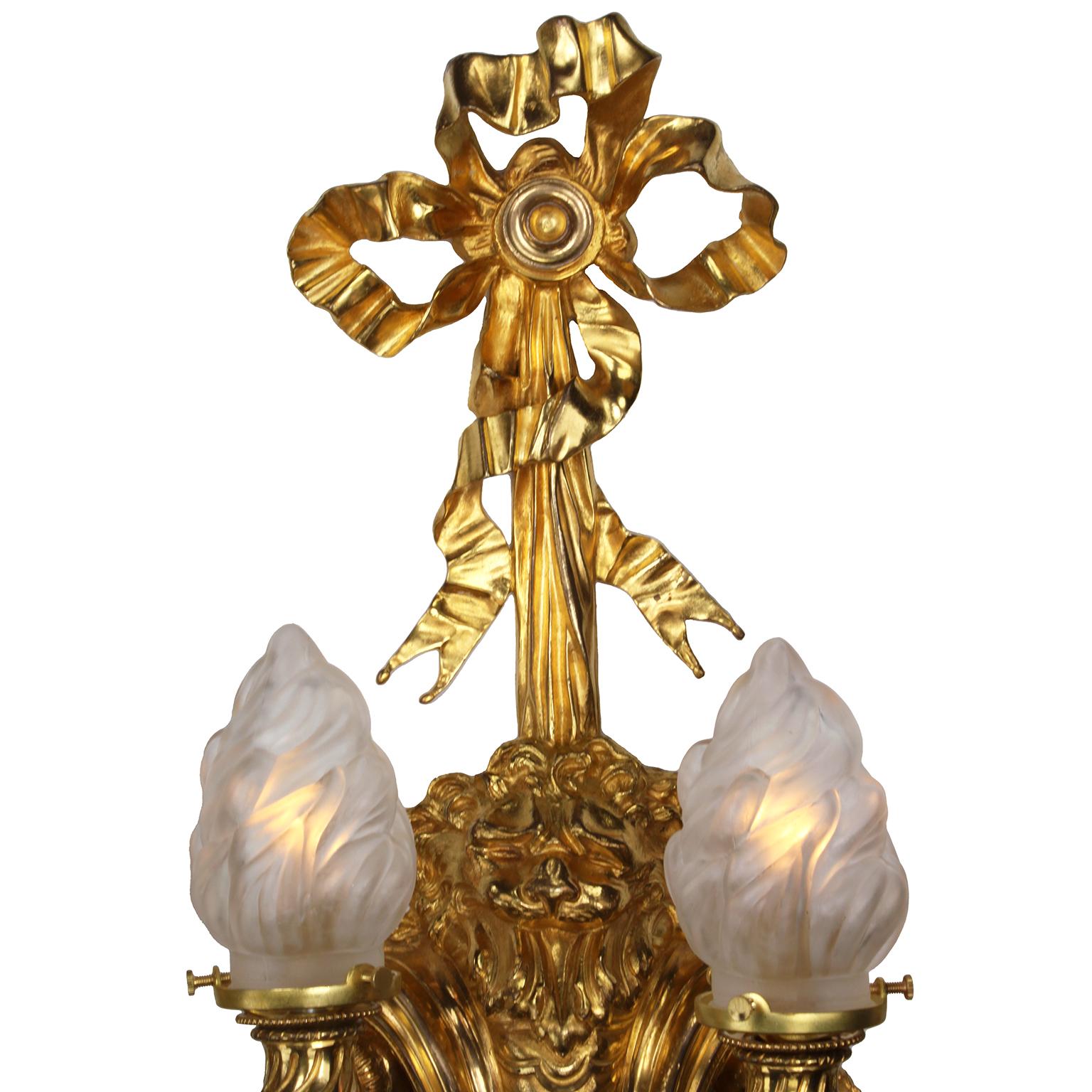 Fino Par de Apliques de Pared de Ormolu Estilo Regénce Franceses de los Siglos XIX/20 en Bueno estado para la venta en Los Angeles, CA