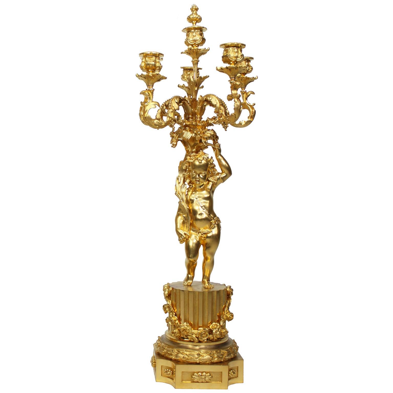 Feines Paar französischer 6-Licht-Putto-Kandelaber aus vergoldeter Bronze im Stil von Louis XV aus dem 19. (Louis XV.) im Angebot