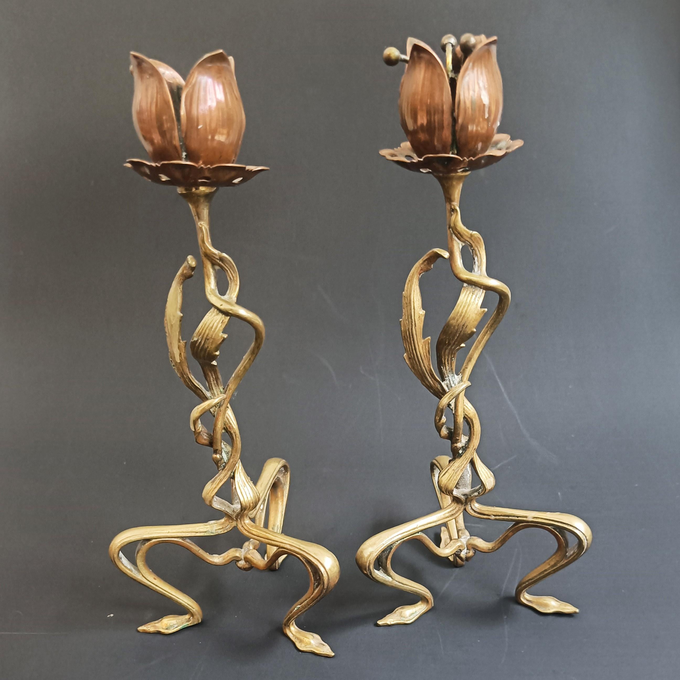 Martellato Coppia di raffinati portacandele in stile Art Nouveau francese del 1900 ca. in vendita