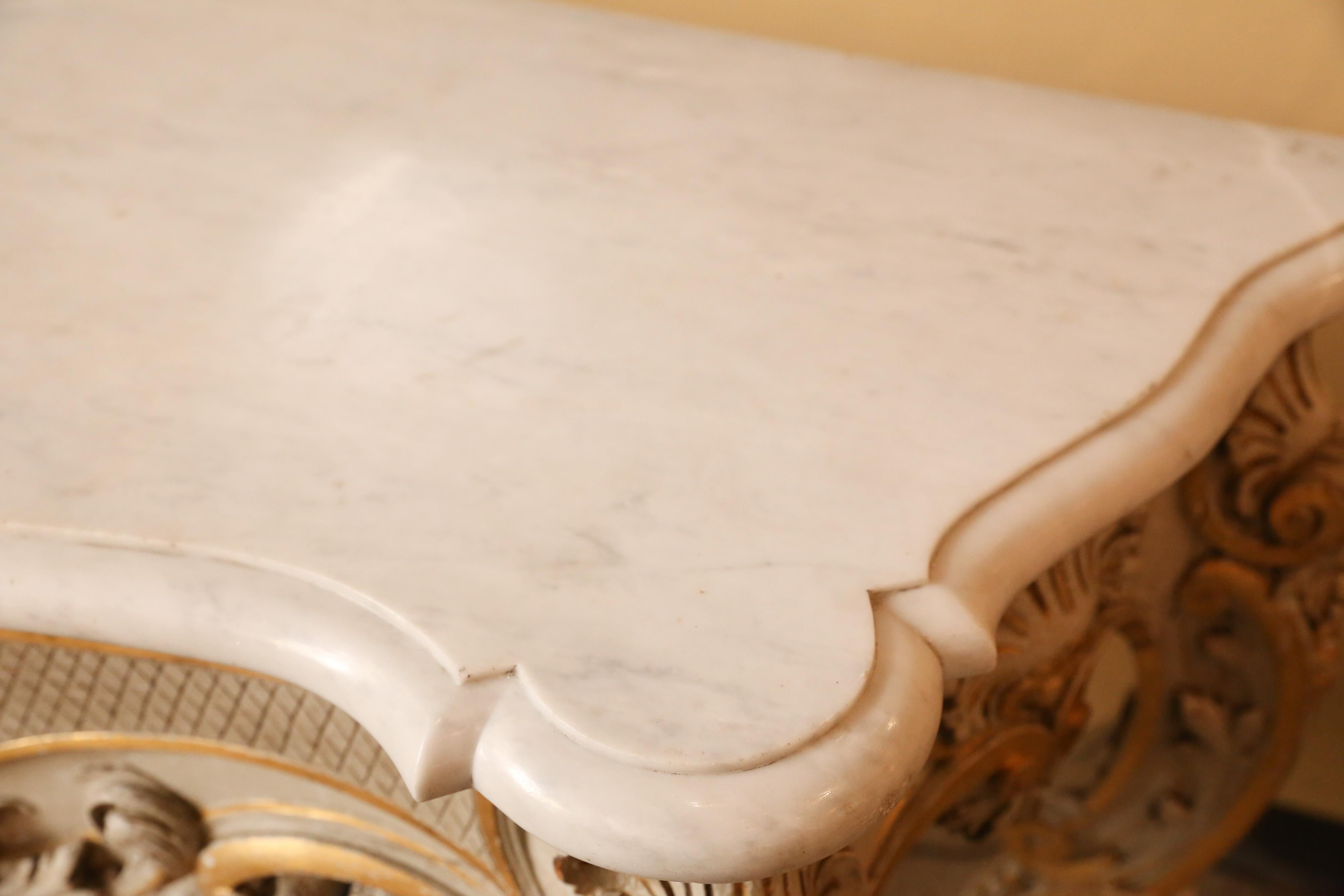 Paire de consoles françaises sculptées de style Louis XV, plateau en marbre, finition peinte à la feuille/finition dorée en vente 3