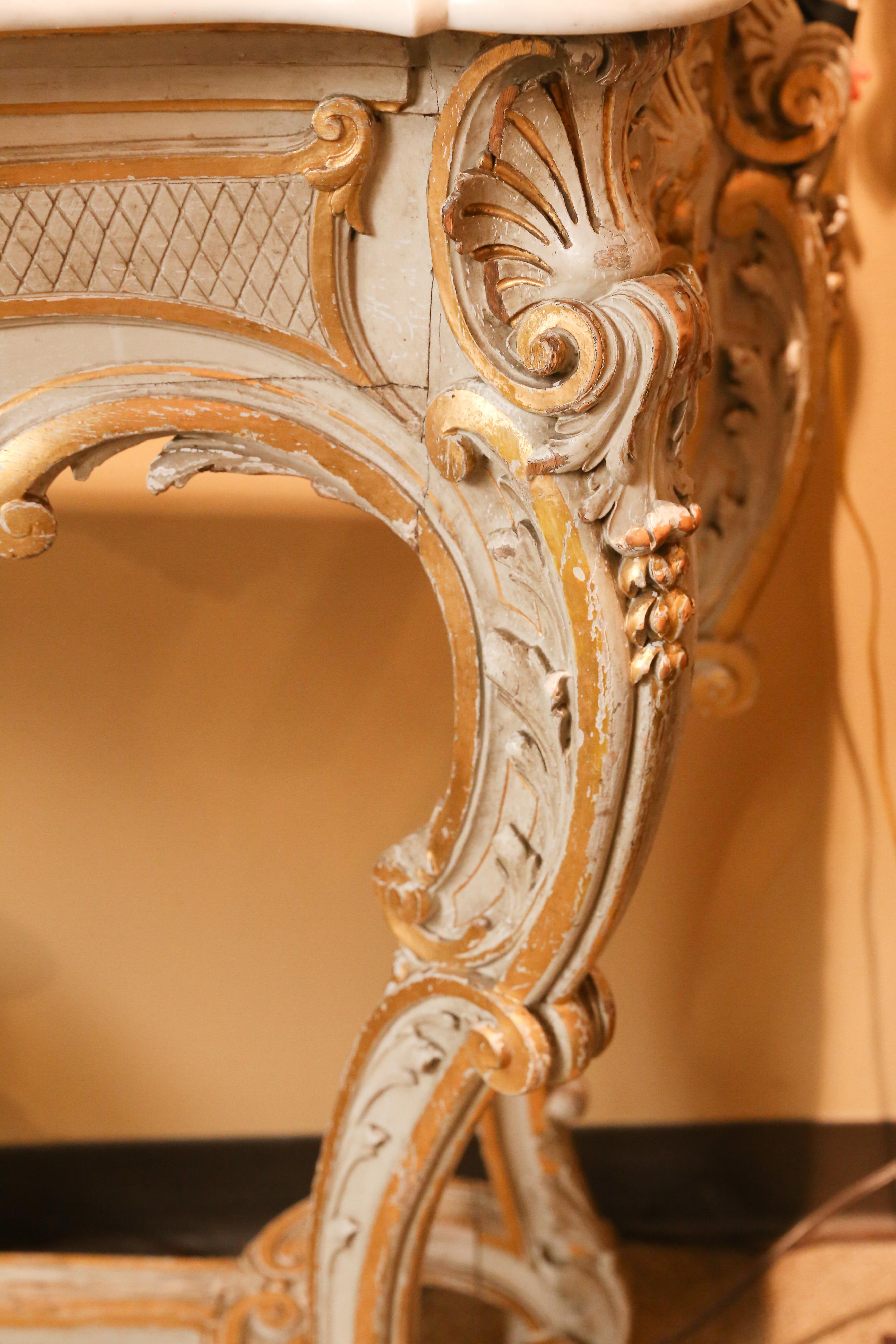Français Paire de consoles françaises sculptées de style Louis XV, plateau en marbre, finition peinte à la feuille/finition dorée en vente
