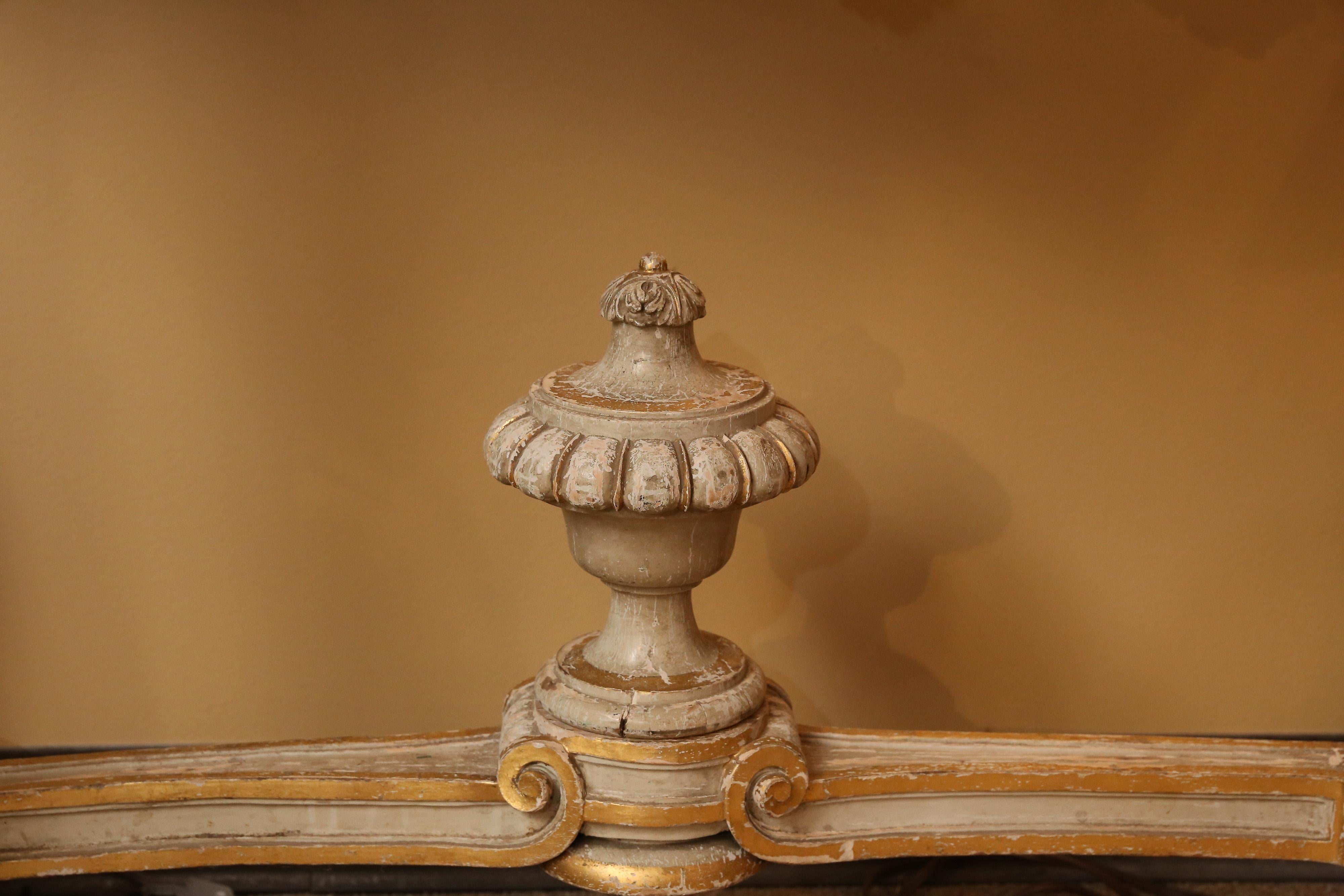 Paar französische geschnitzte Louis-XV-Konsolen, Marmorplatten, teilweise lackierte Oberfläche/vergoldete Oberfläche (Französisch) im Angebot