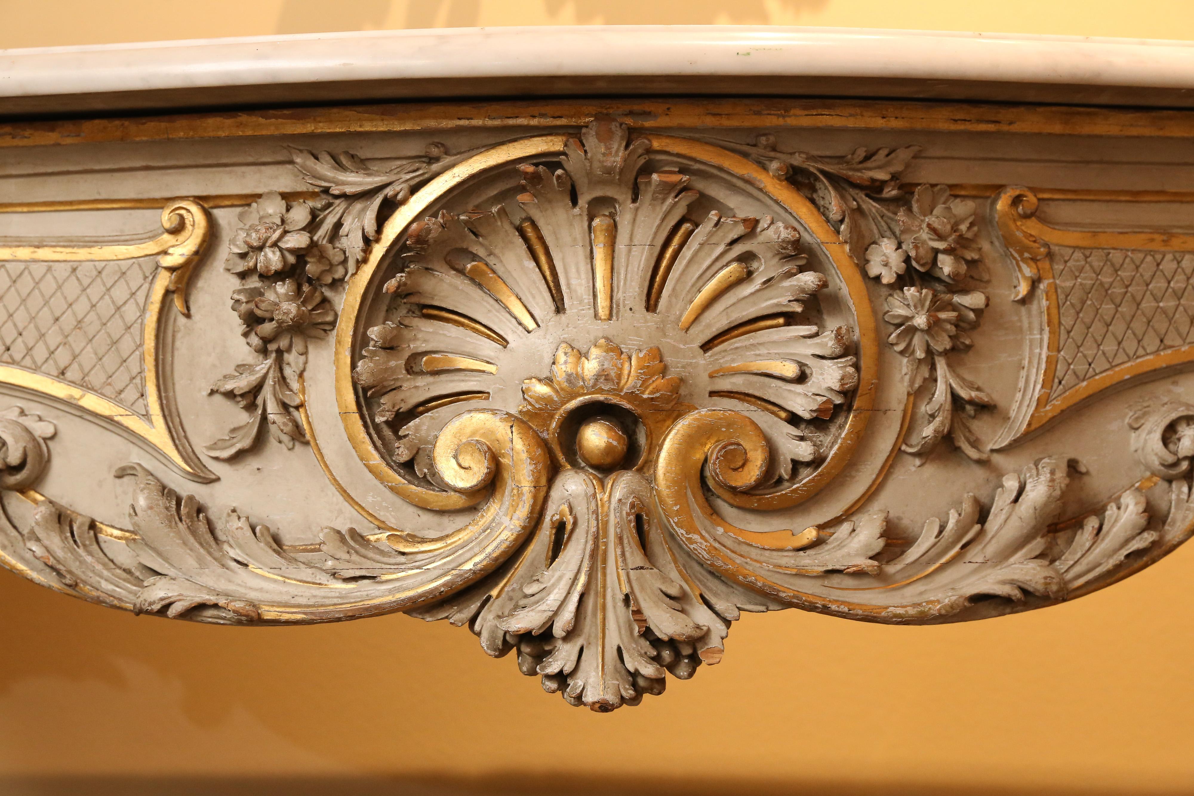 Paire de consoles françaises sculptées de style Louis XV, plateau en marbre, finition peinte à la feuille/finition dorée Bon état - En vente à Houston, TX