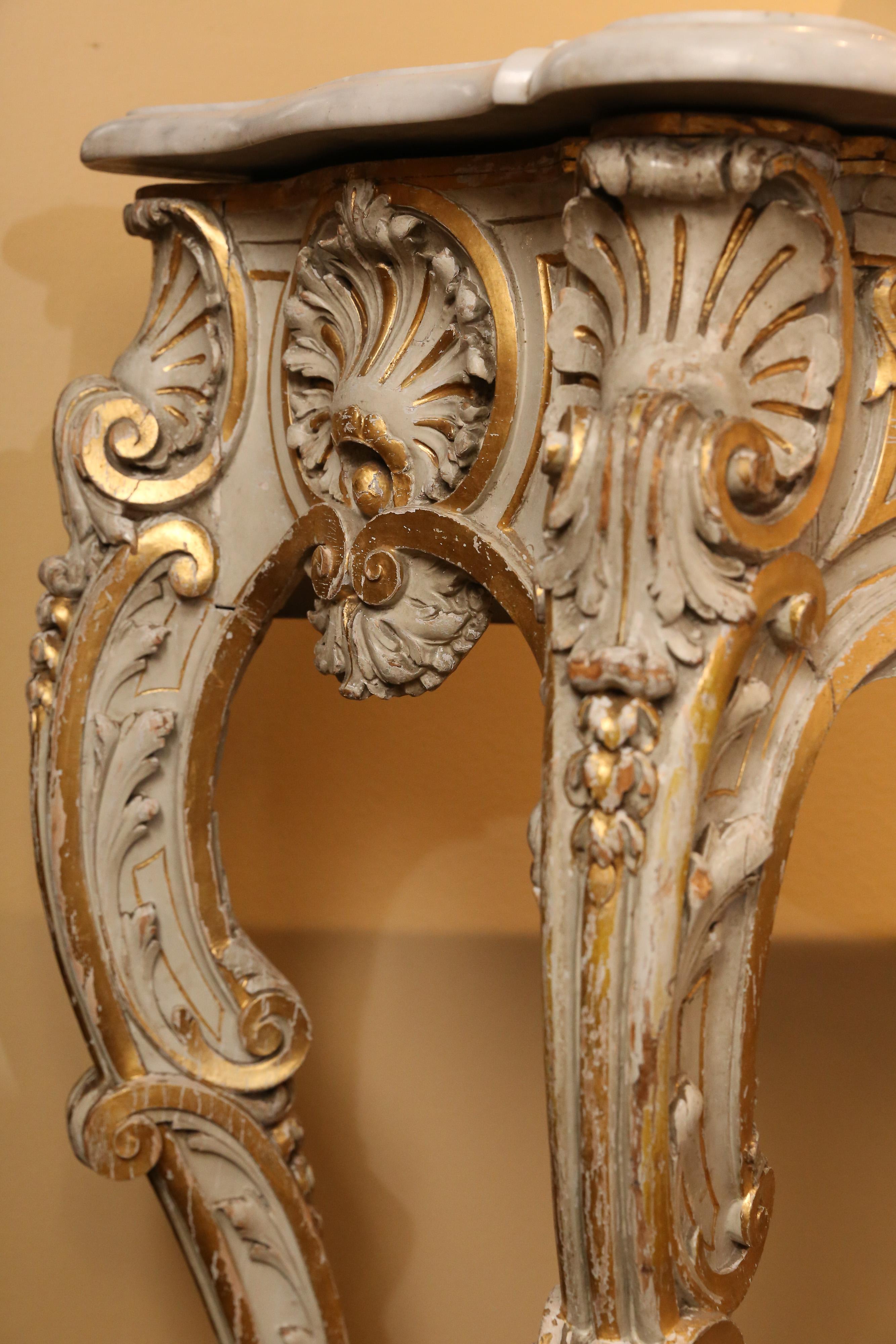 Paar französische geschnitzte Louis-XV-Konsolen, Marmorplatten, teilweise lackierte Oberfläche/vergoldete Oberfläche im Zustand „Gut“ im Angebot in Houston, TX