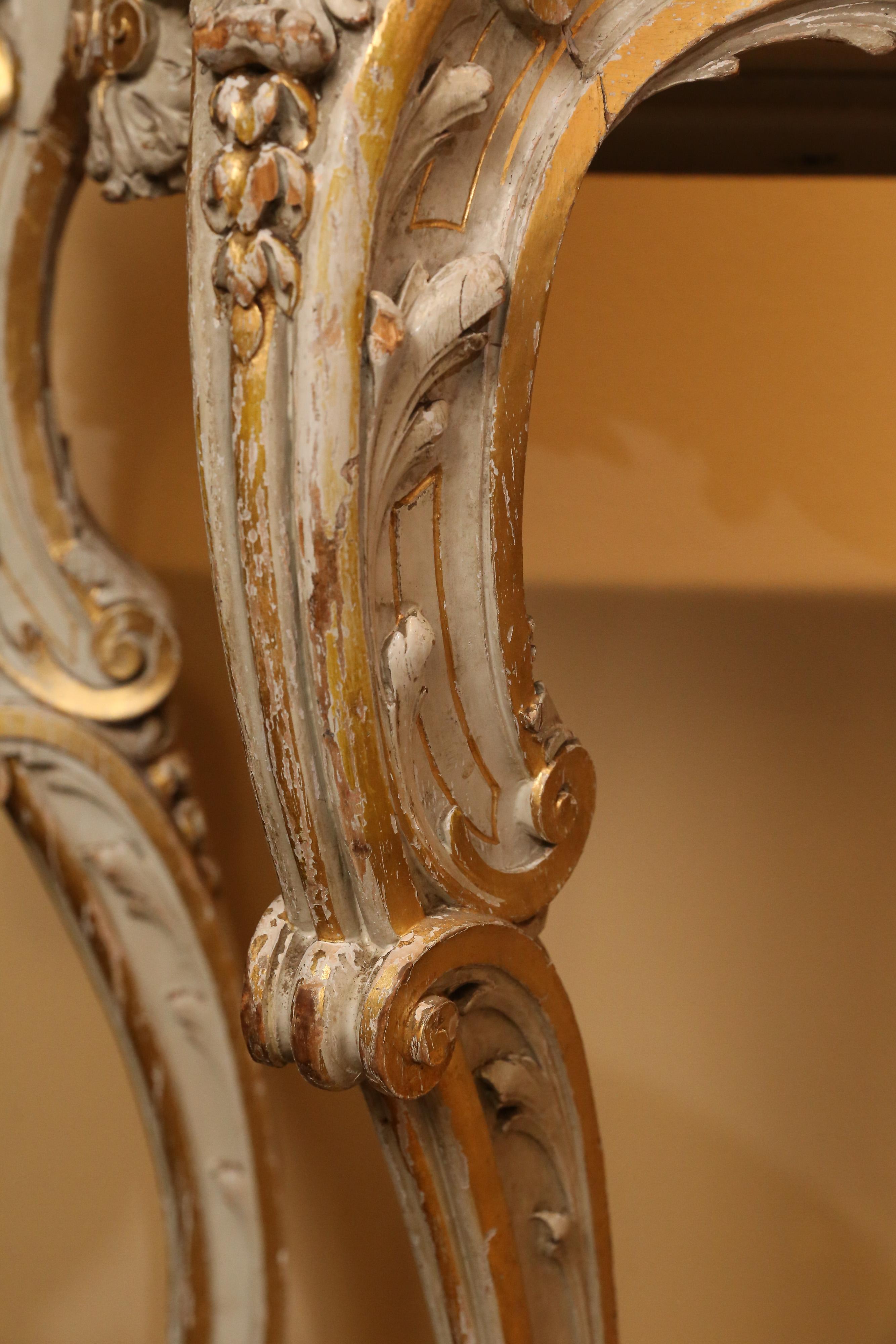 Bois Paire de consoles françaises sculptées de style Louis XV, plateau en marbre, finition peinte à la feuille/finition dorée en vente