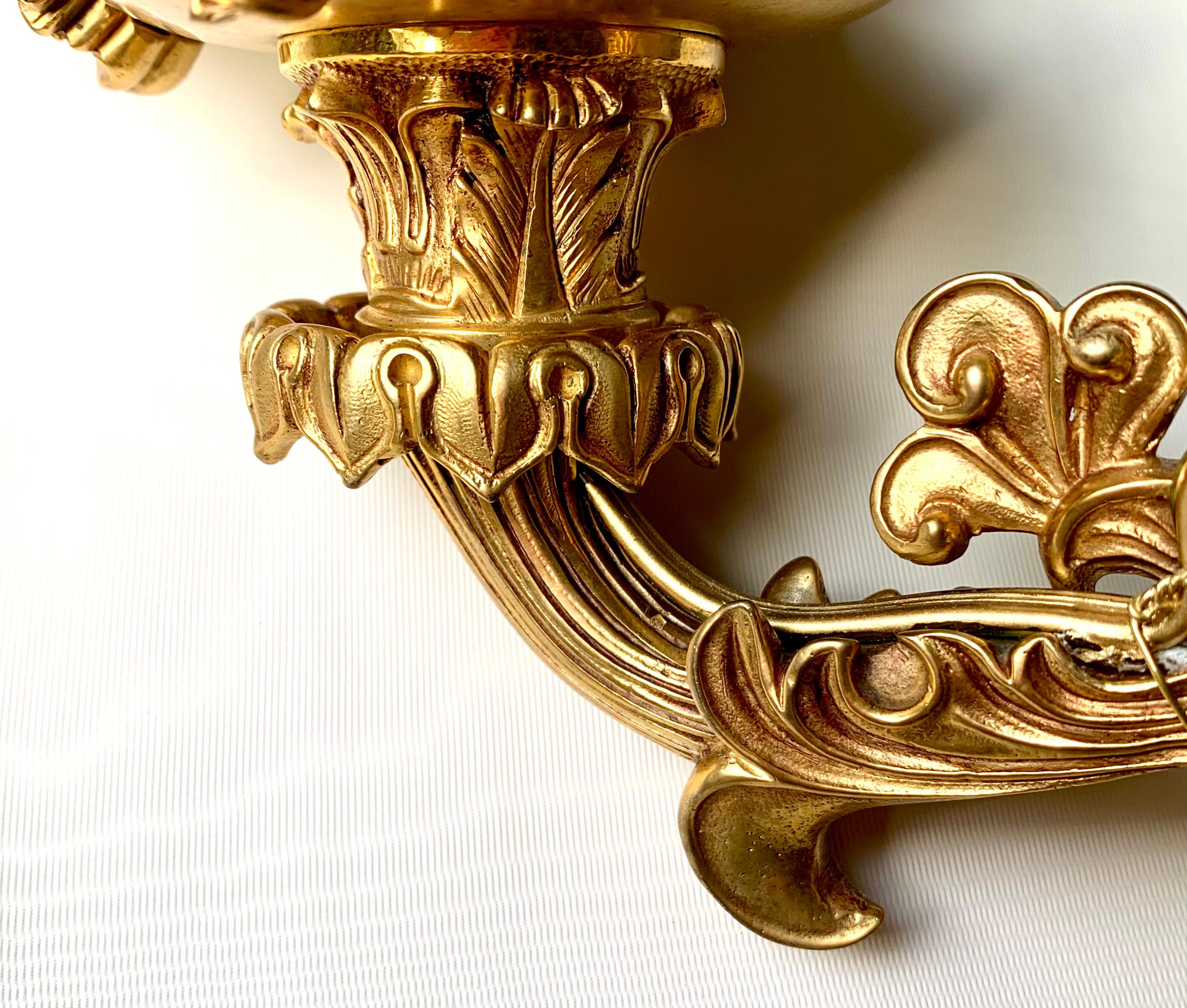 Paire d'appliques à trois lumières en bronze doré d'époque Empire français Bon état - En vente à New York, NY