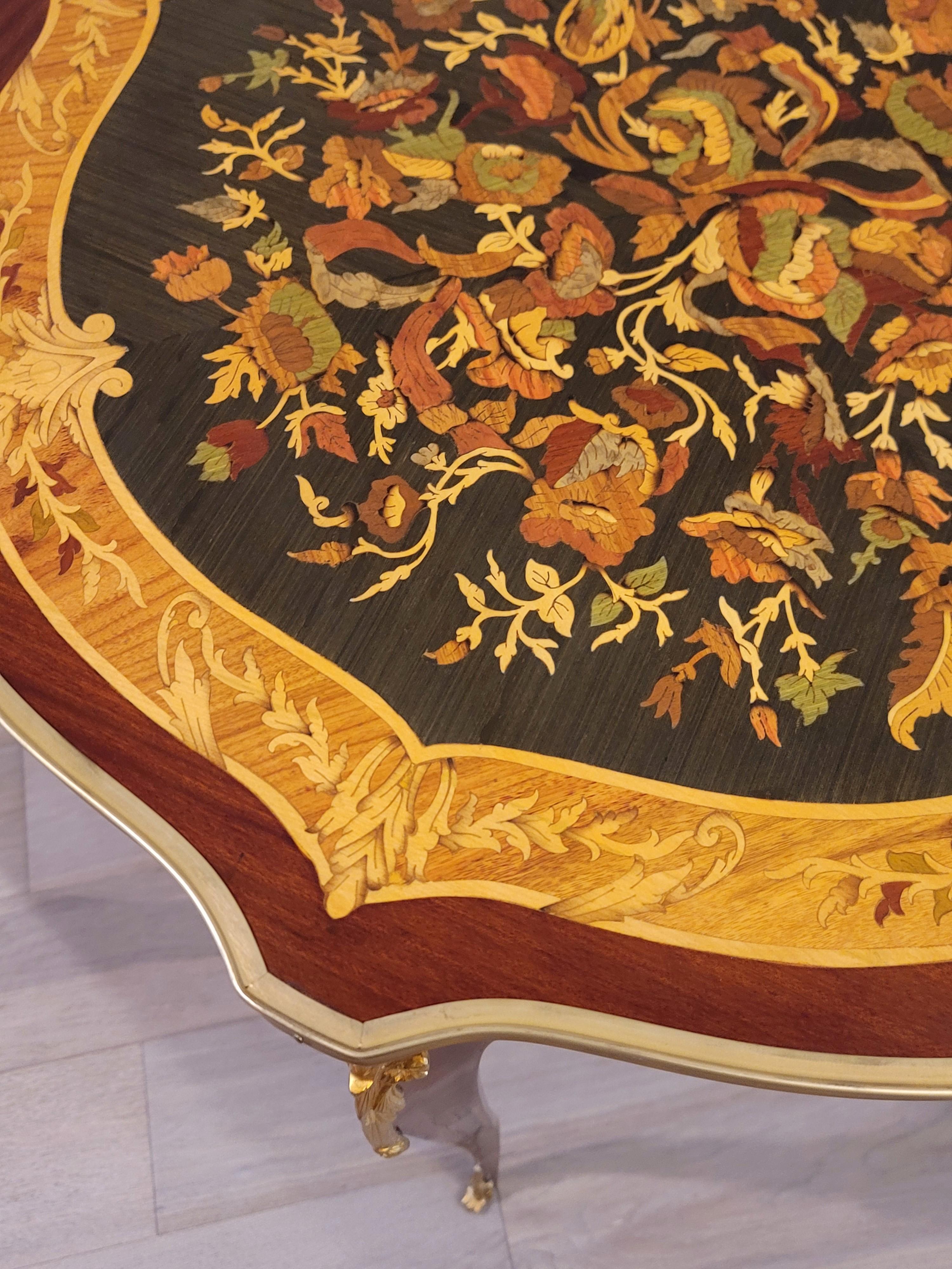 Fino Par de Mesas Auxiliares Francesas de Marquetería Floral Montadas en Bronce Dorado Estilo Luis XV en venta 12