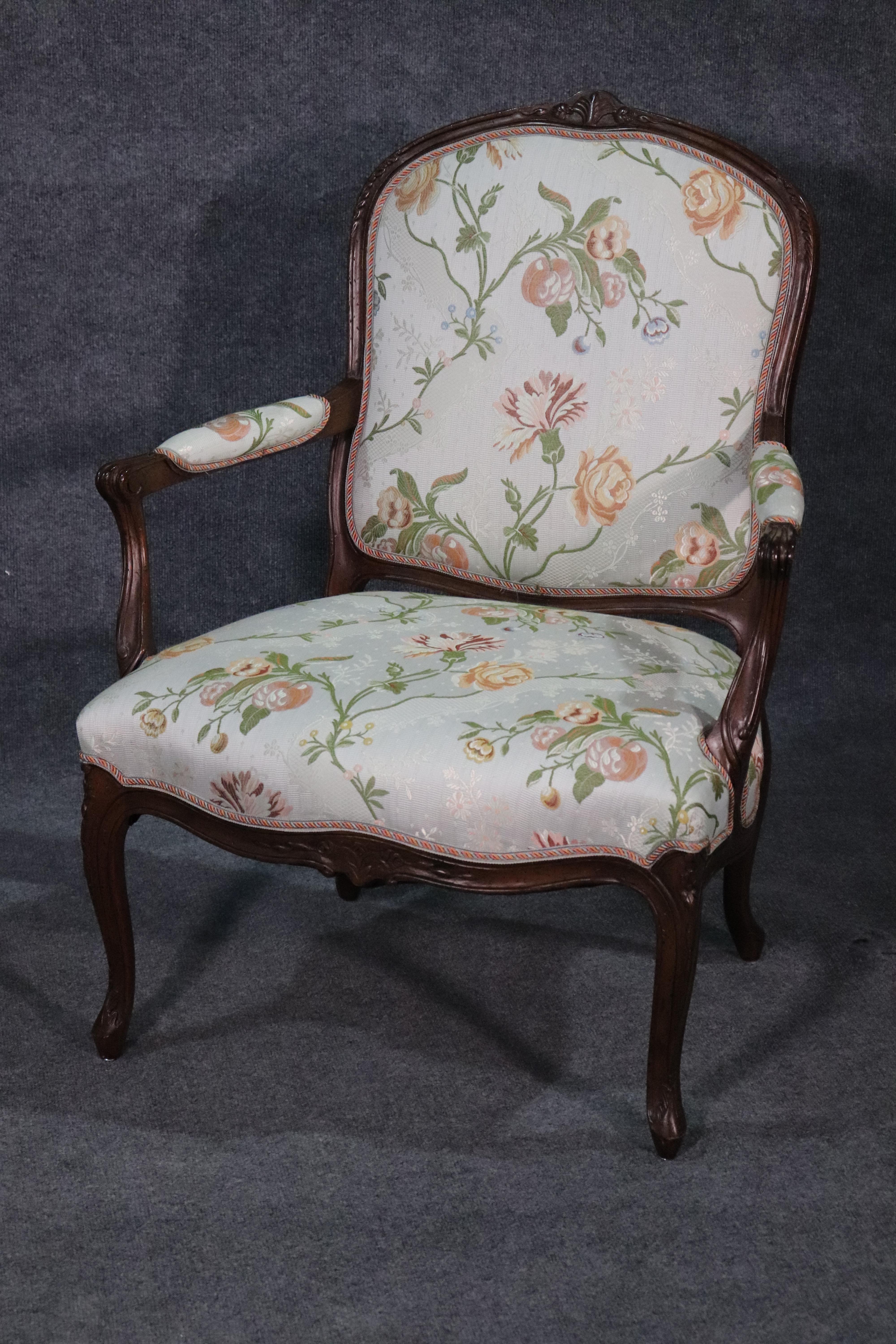 Fine Pair of French Louis XV Walnut Upholstered Open Bergère Open Armchairs In Good Condition For Sale In Swedesboro, NJ