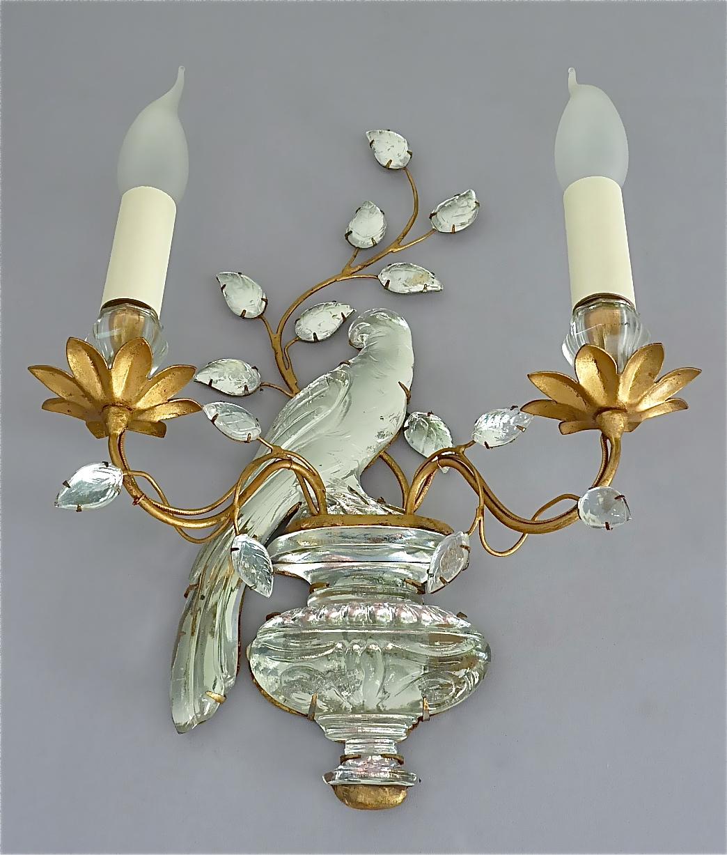 Paire d'appliques à perruche de la Maison Bagues, métal doré, verre de cristal, années 1950 en vente 2