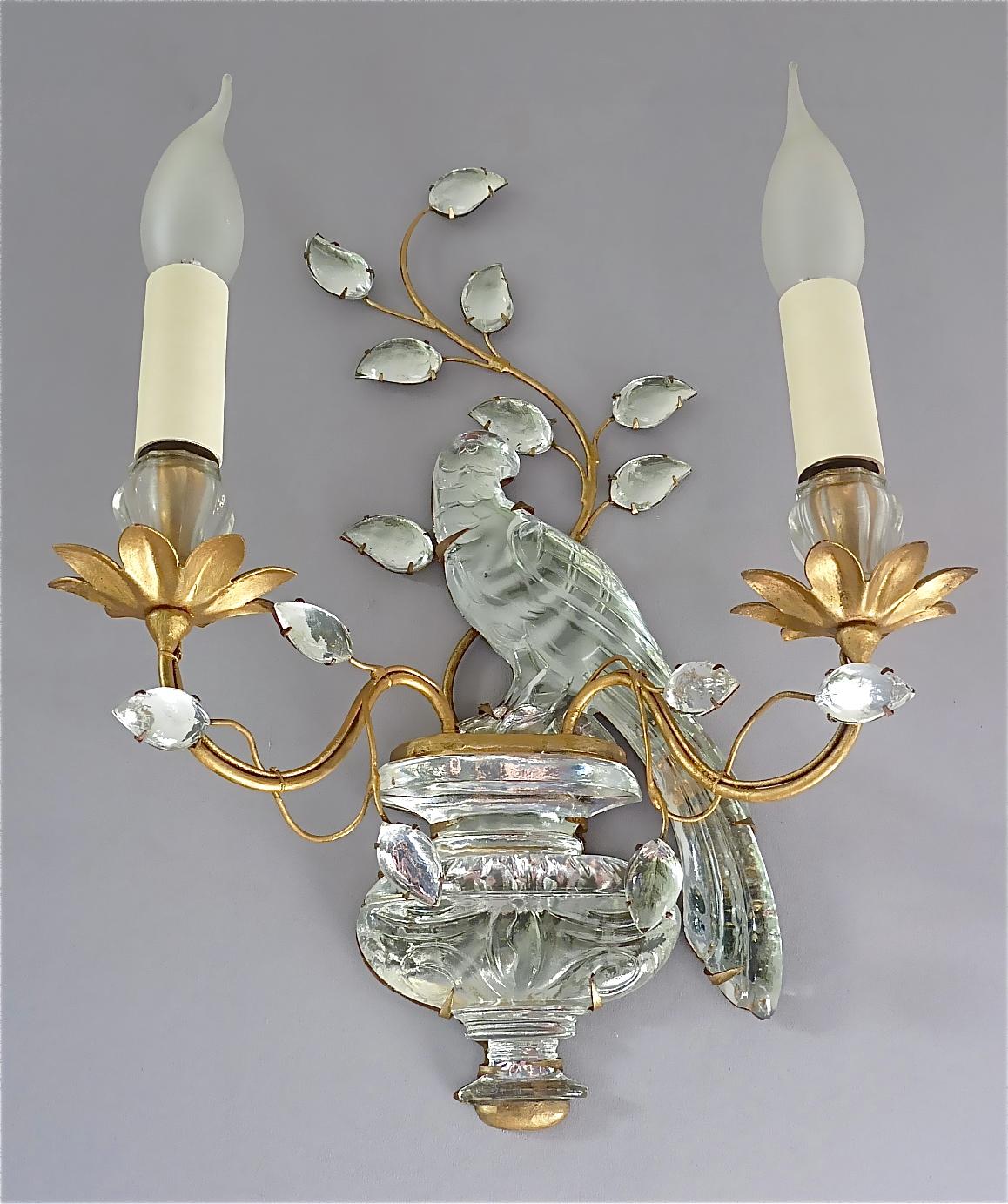 Paire d'appliques à perruche de la Maison Bagues, métal doré, verre de cristal, années 1950 en vente 3