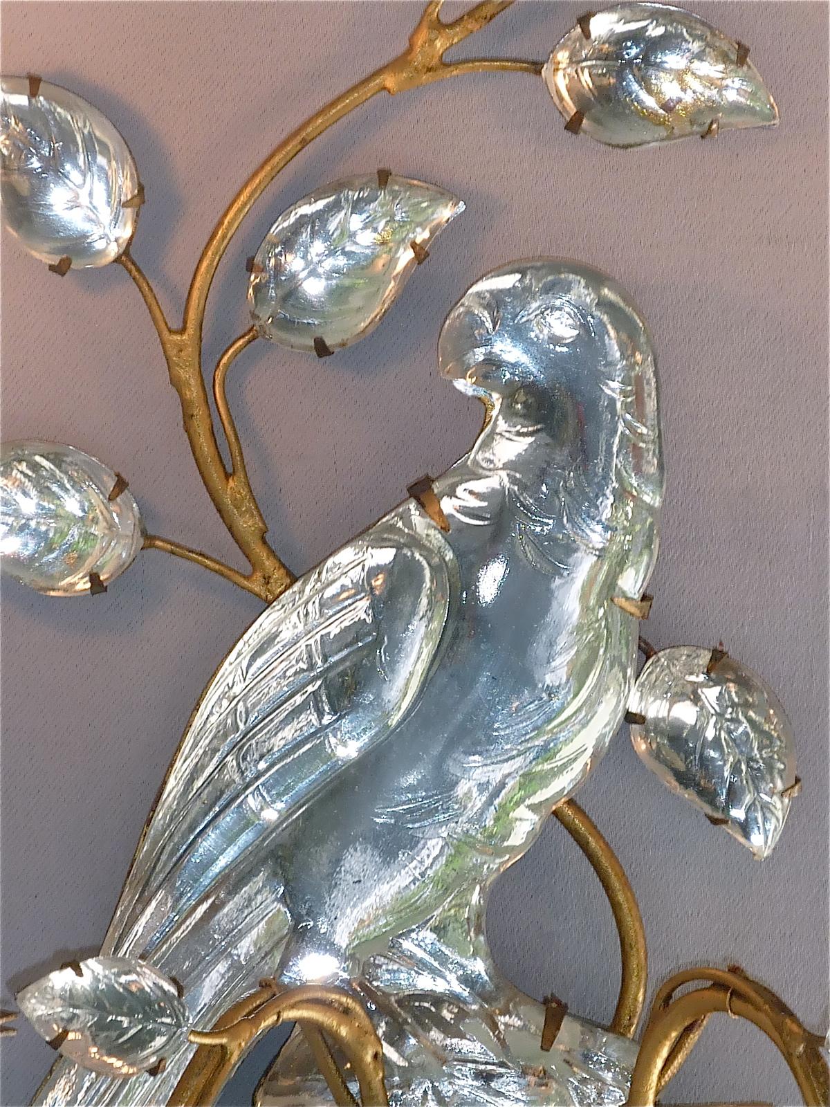 Paire d'appliques à perruche de la Maison Bagues, métal doré, verre de cristal, années 1950 en vente 4