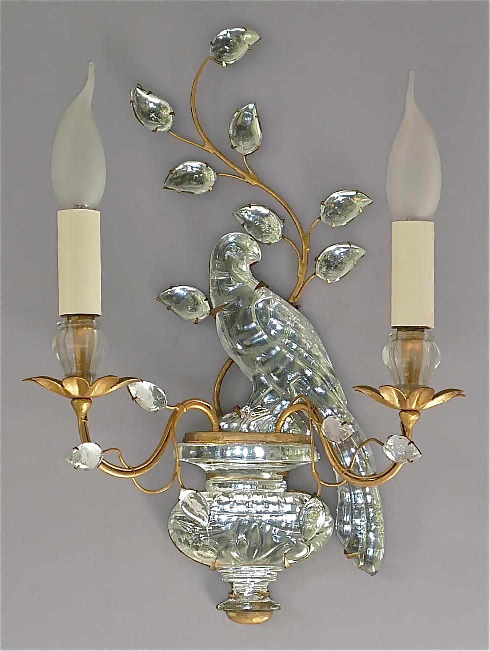 Français Paire d'appliques à perruche de la Maison Bagues, métal doré, verre de cristal, années 1950 en vente