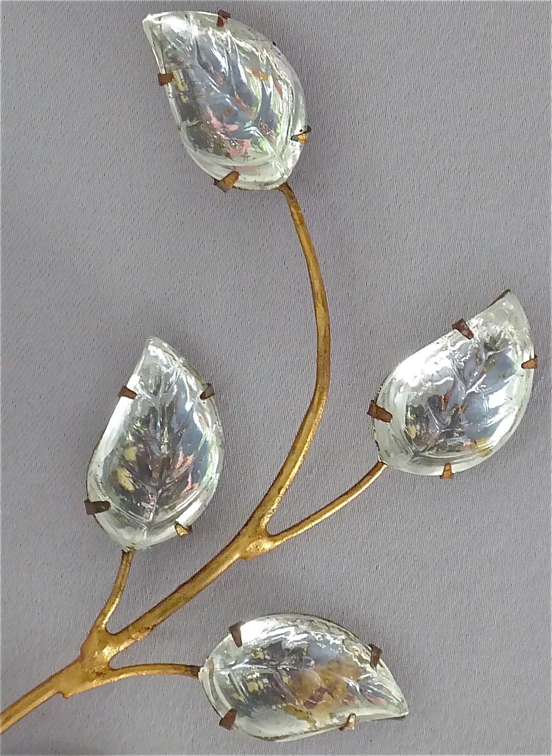 Métal Paire d'appliques à perruche de la Maison Bagues, métal doré, verre de cristal, années 1950 en vente