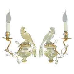 Paire d
appliques en forme de parakeet de la Maison Bagues en métal doré et verre cristal, années 1950