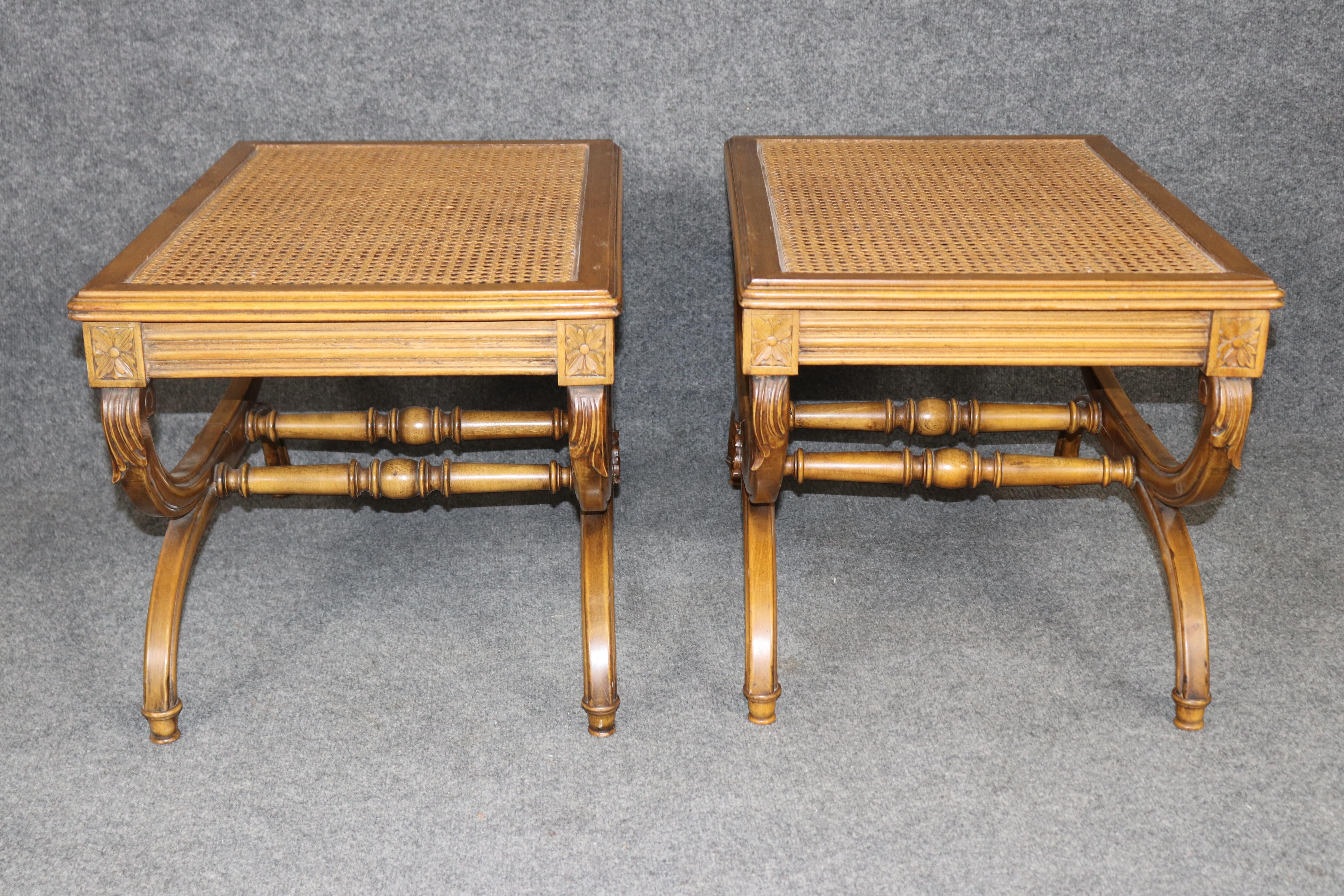 Feines Paar Französisch Nussbaum Cane Directoire 1950s Ära X Cerule X Bänke (Mitte des 20. Jahrhunderts) im Angebot