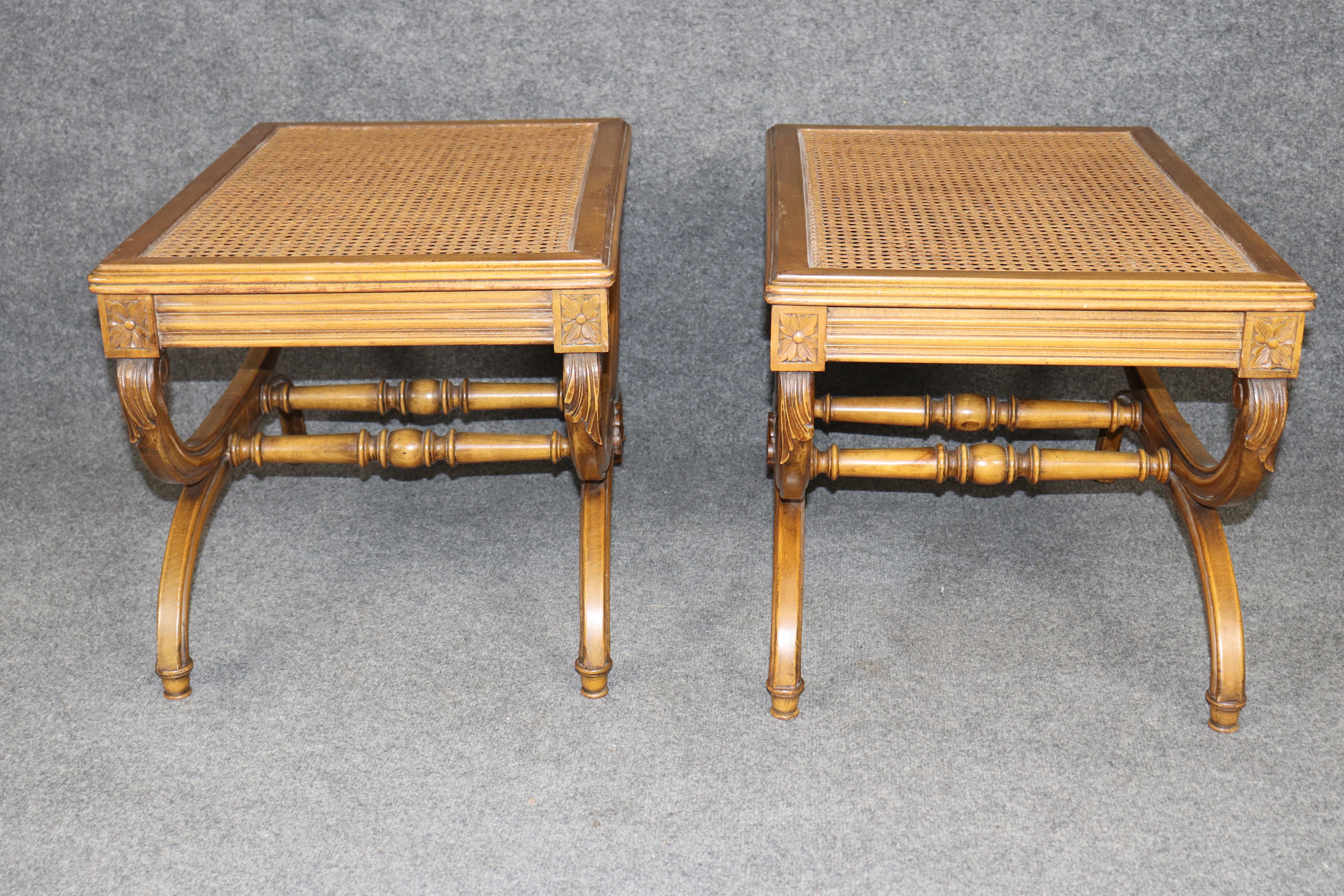 Feines Paar Französisch Nussbaum Cane Directoire 1950s Ära X Cerule X Bänke im Angebot 1