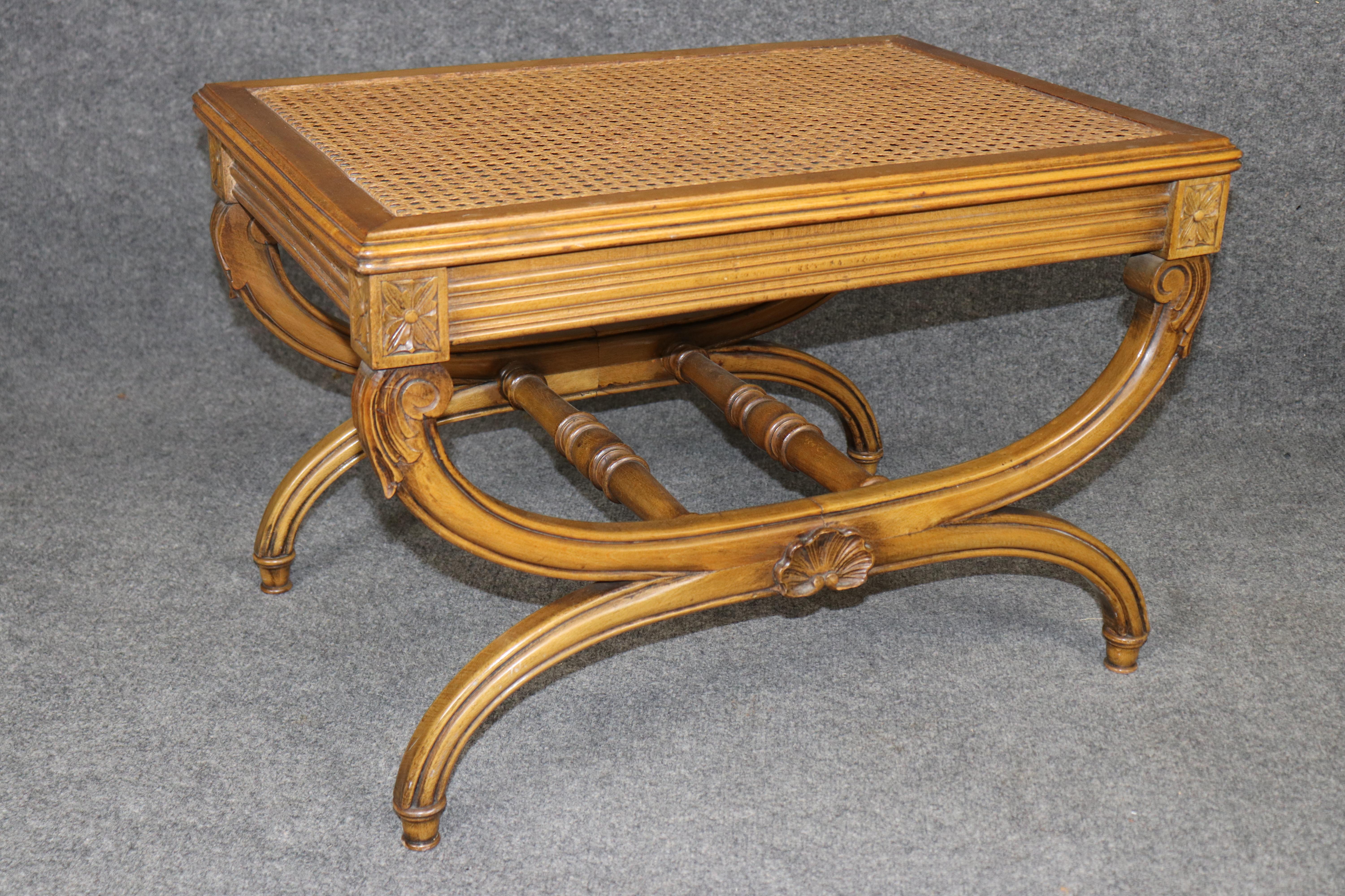 Feines Paar Französisch Nussbaum Cane Directoire 1950s Ära X Cerule X Bänke im Angebot 2
