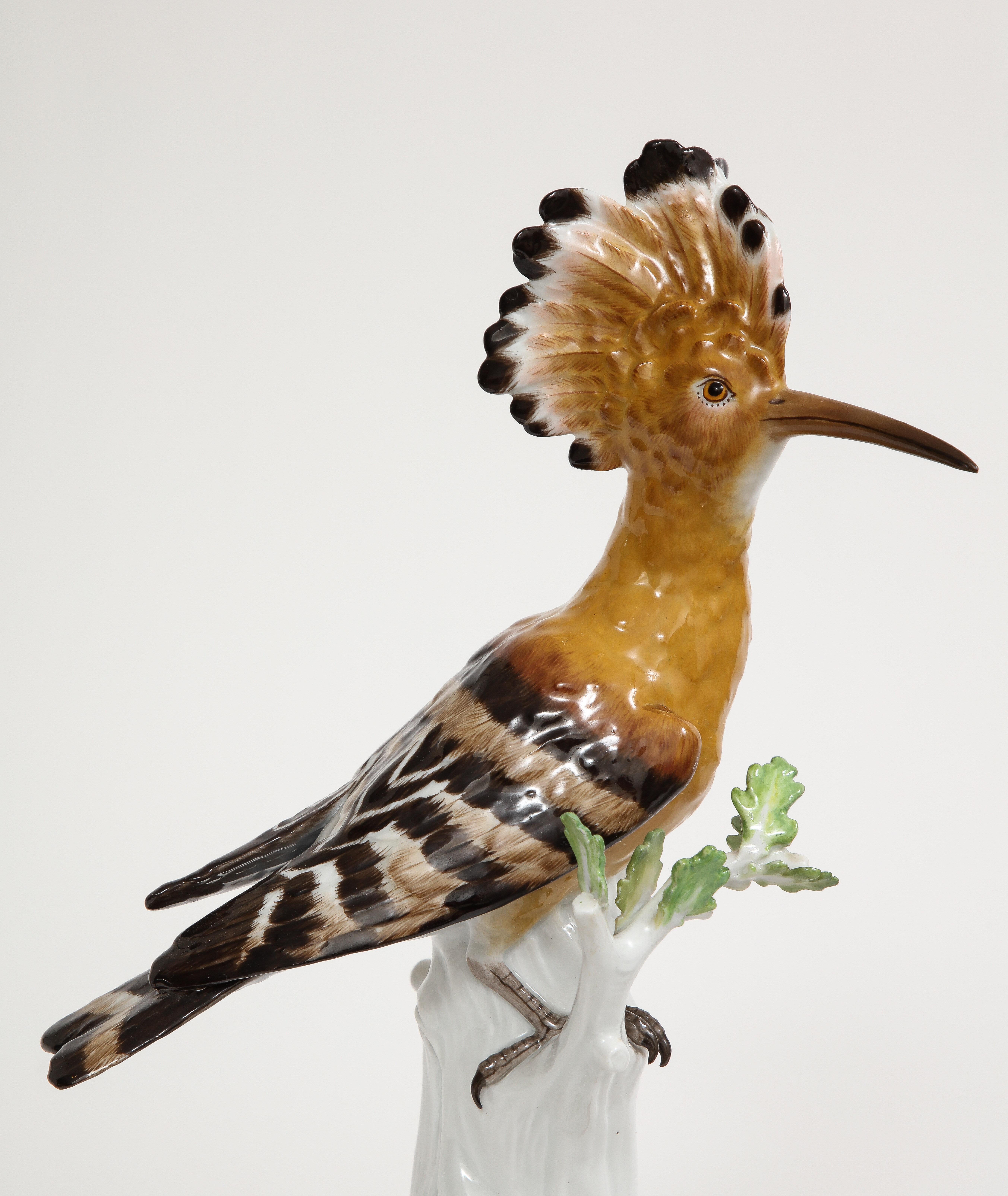 Fino par de figuras de porcelana de Meissen de pájaros abubilla posados en ramas blancas en venta 2