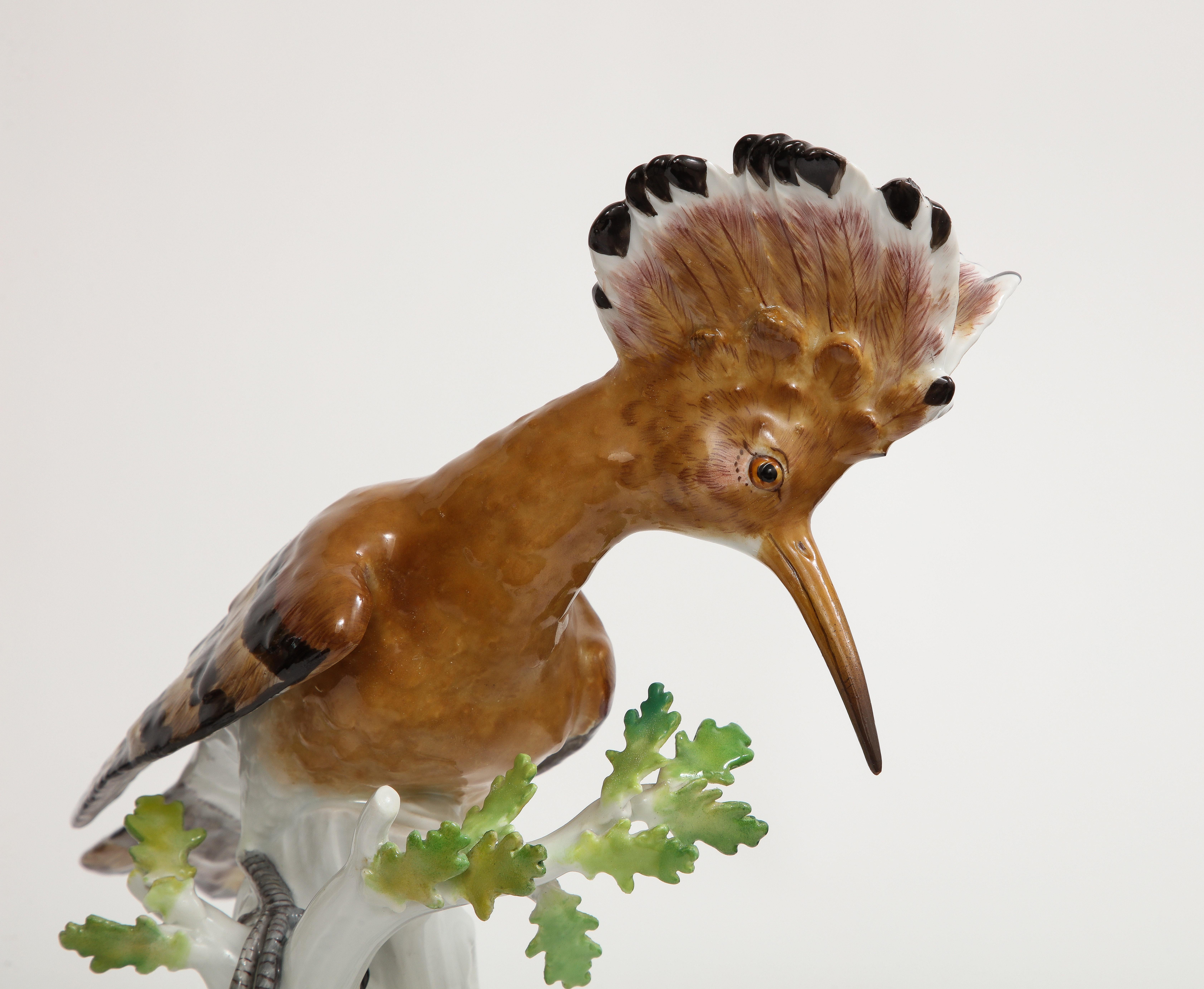 Fino par de figuras de porcelana de Meissen de pájaros abubilla posados en ramas blancas en venta 3