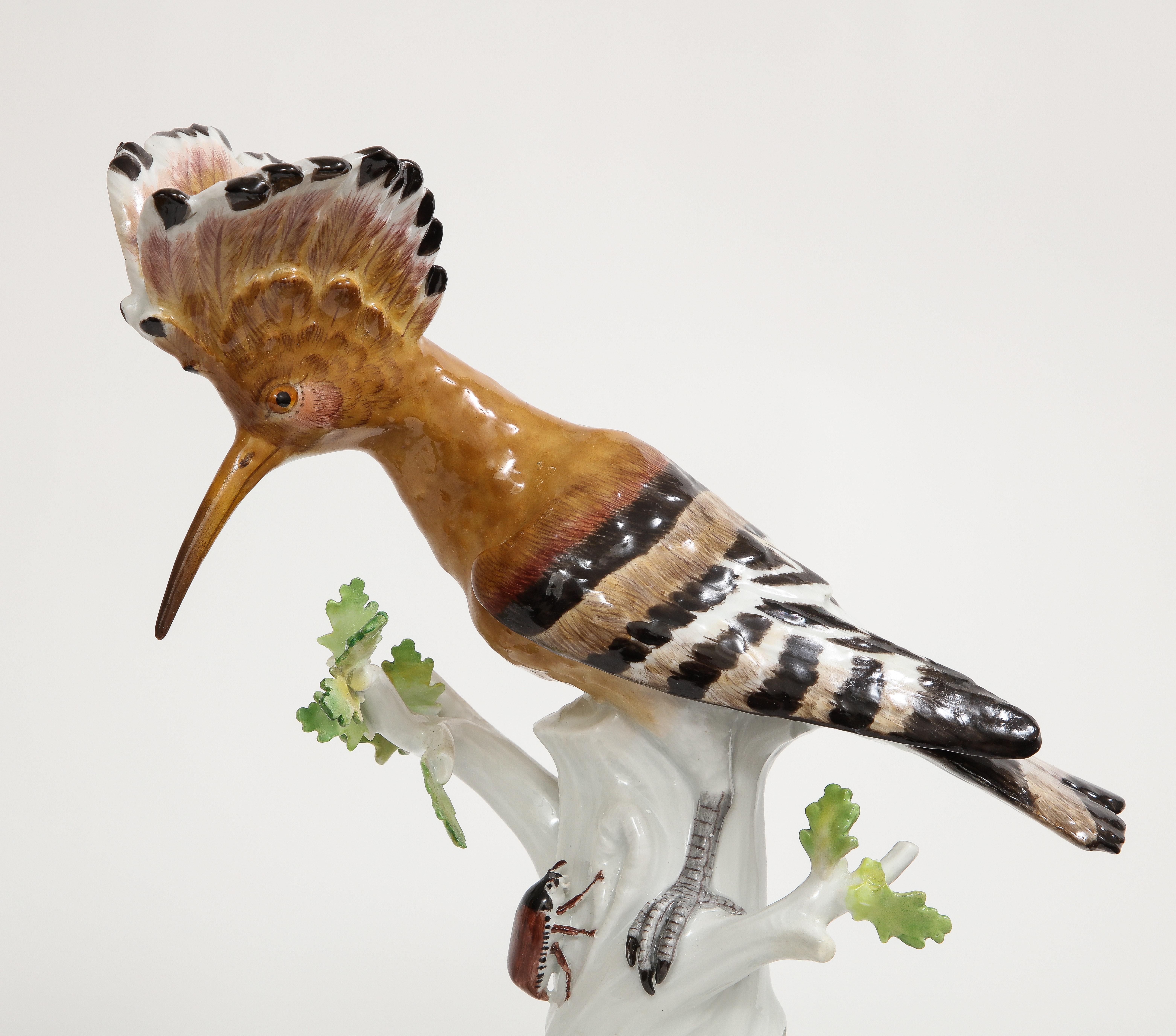 Fino par de figuras de porcelana de Meissen de pájaros abubilla posados en ramas blancas en venta 4