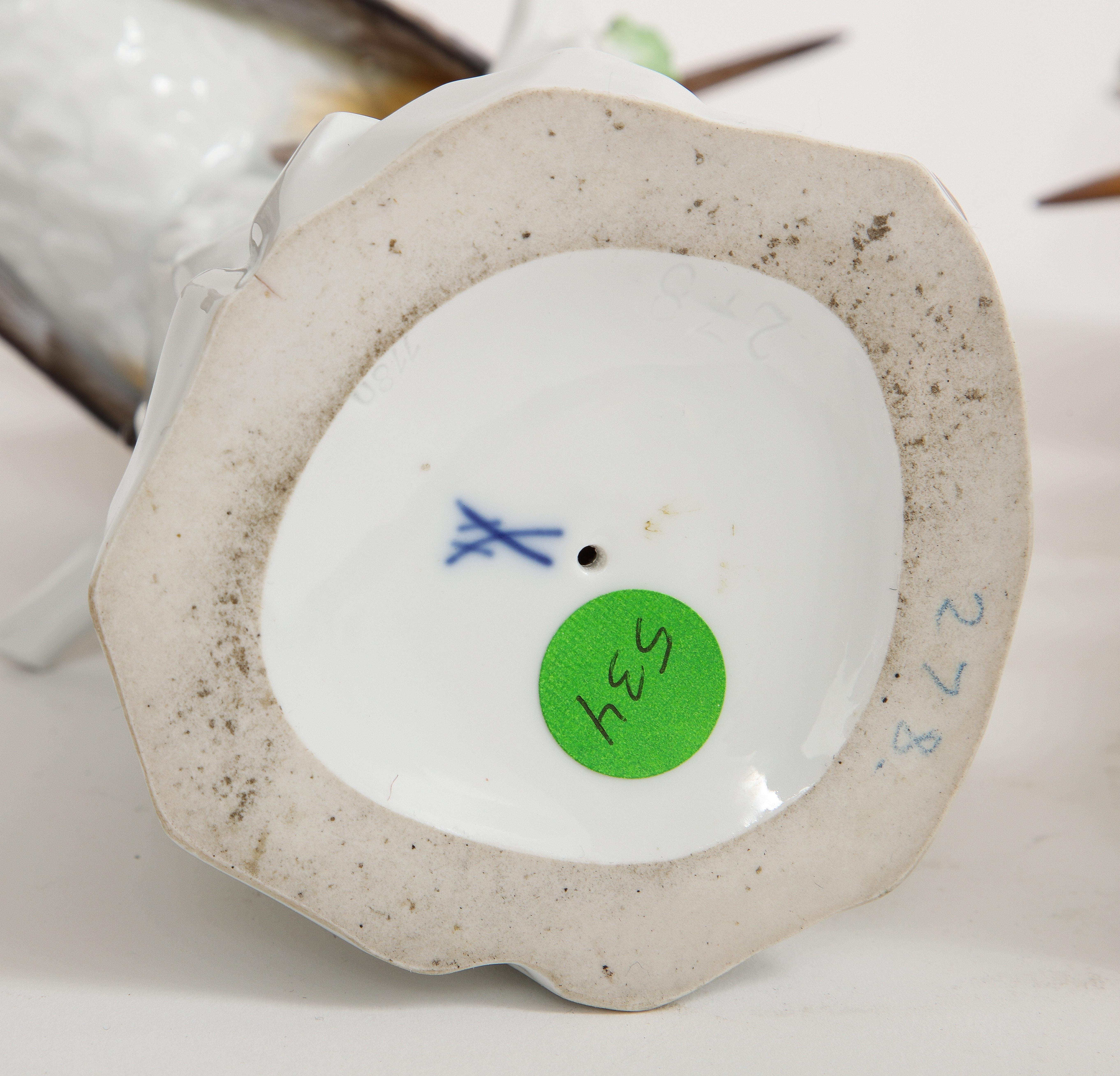 Fino par de figuras de porcelana de Meissen de pájaros abubilla posados en ramas blancas en venta 7